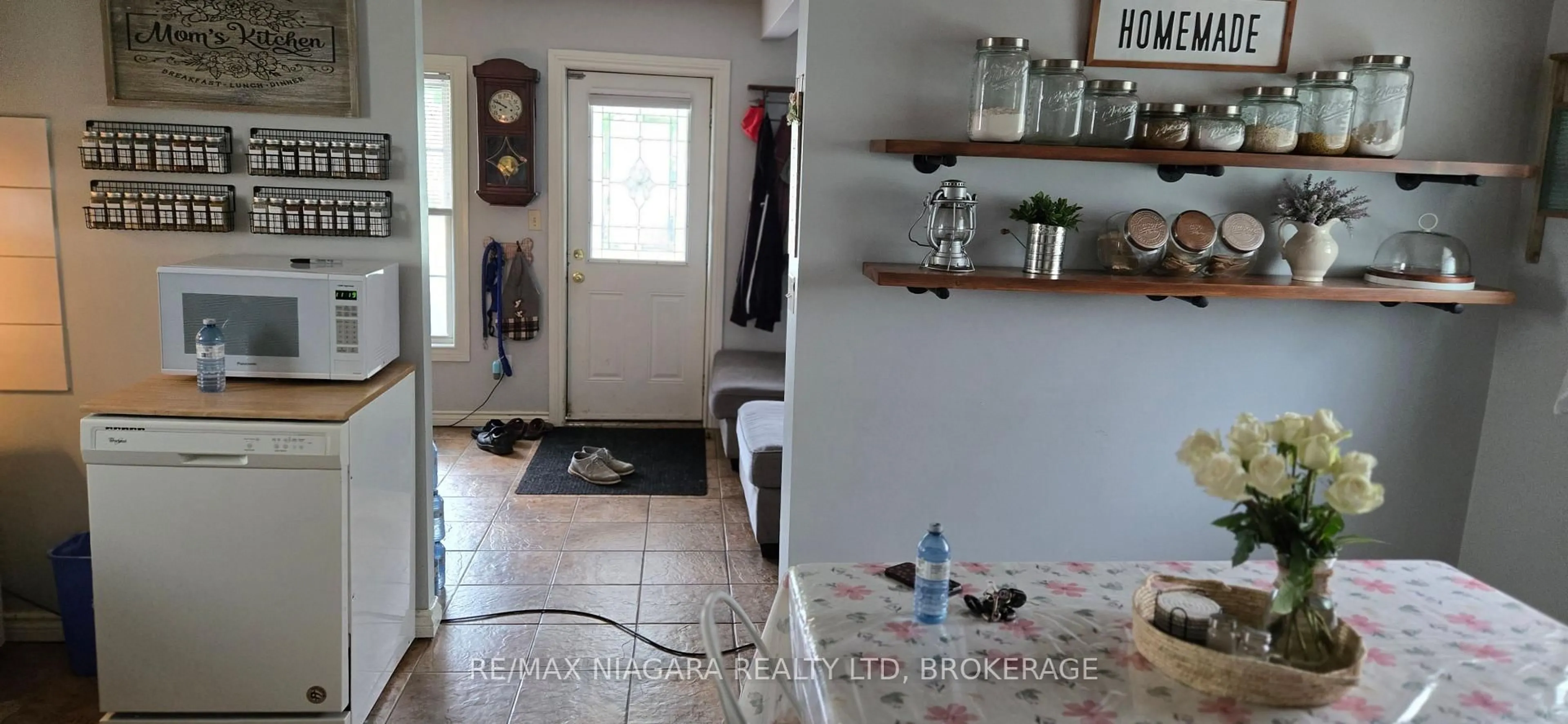 Indoor entryway for 16 Churchill St, St. Catharines Ontario L2S 2P2