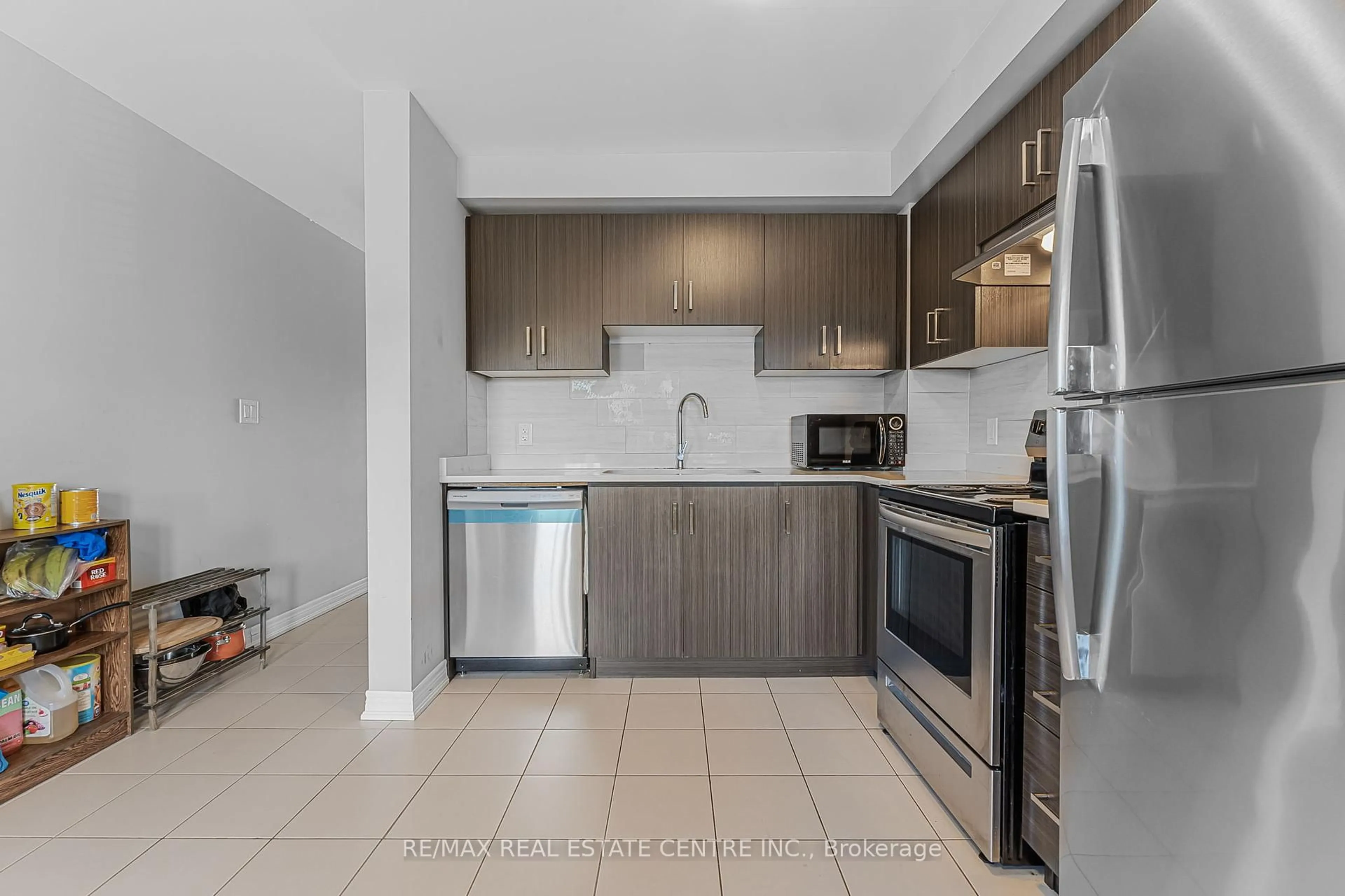Standard kitchen, ceramic/tile floor for 18 KING St, Thorold Ontario L2V 3T7