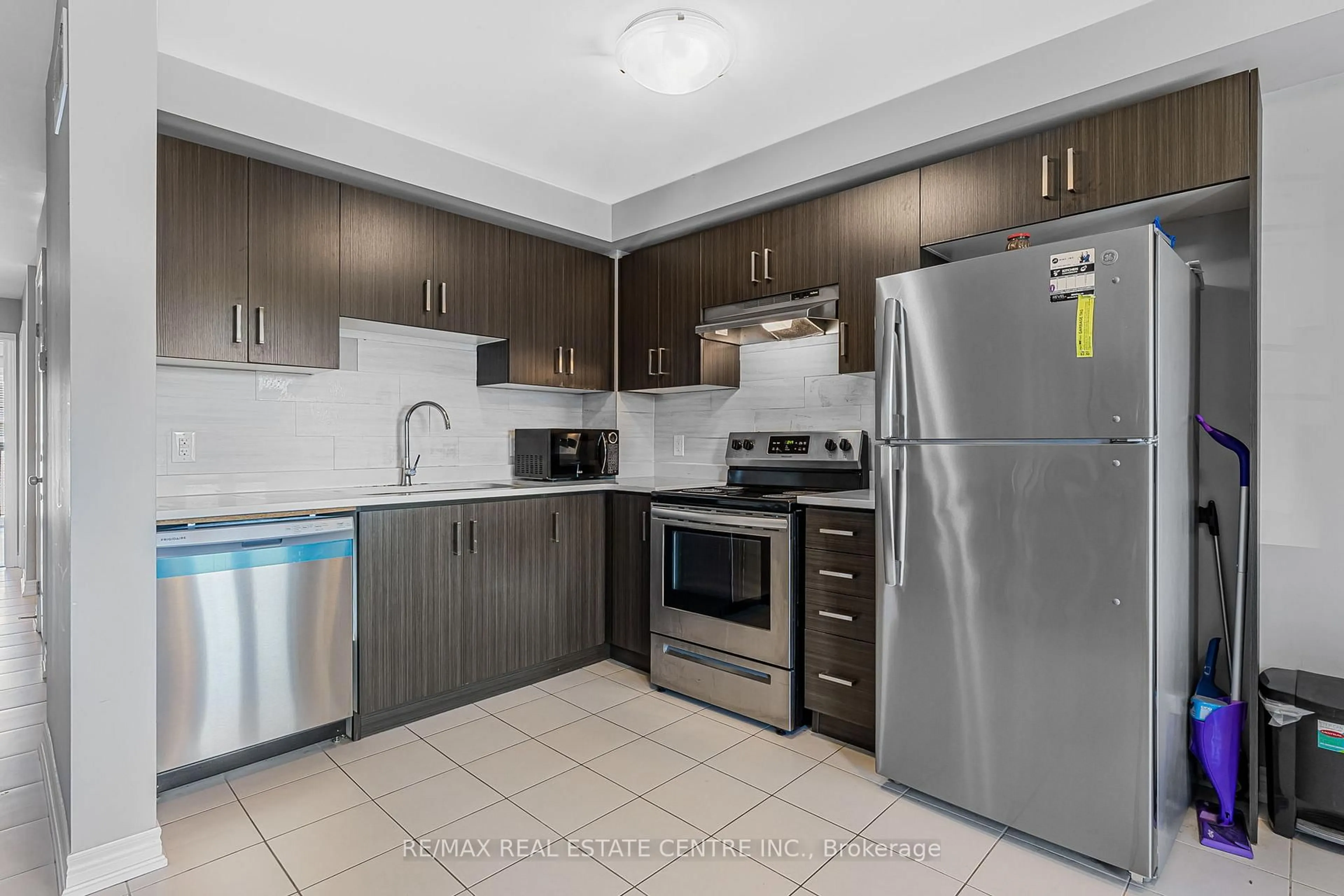 Standard kitchen, unknown for 18 KING St, Thorold Ontario L2V 3T7