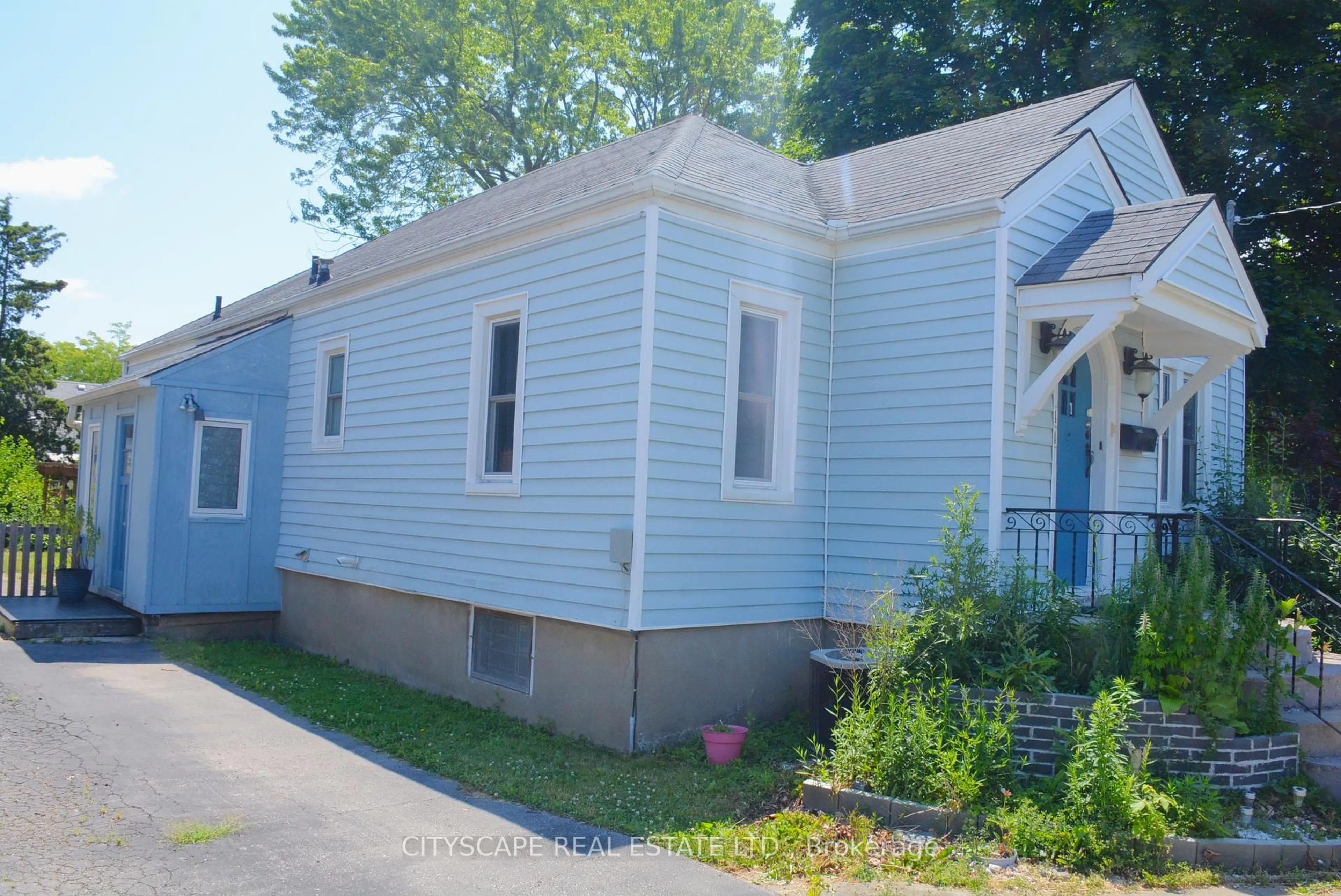 Home with vinyl exterior material, street for 44 Lorne St, St. Catharines Ontario L2P 3C4