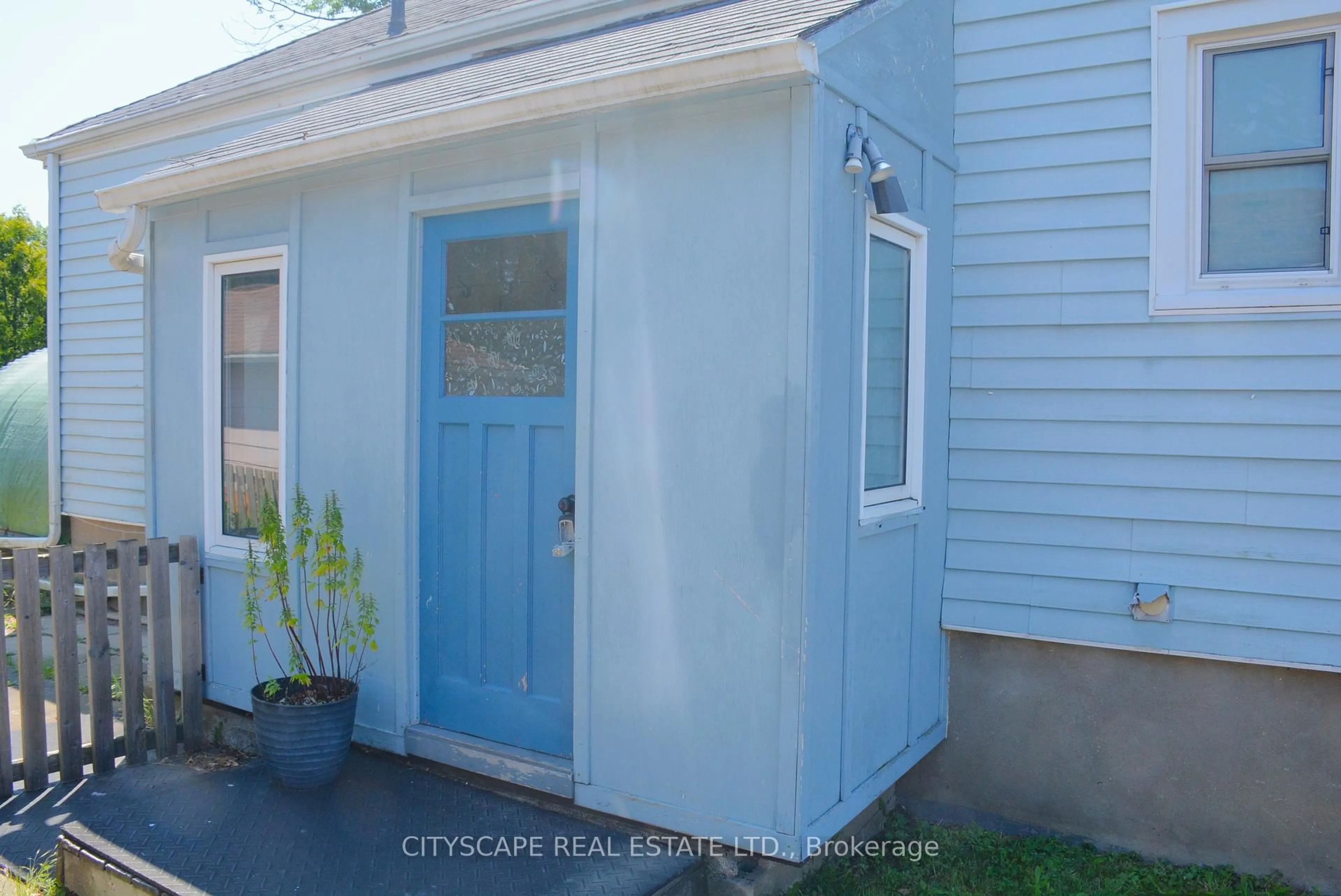 Home with vinyl exterior material, street for 44 Lorne St, St. Catharines Ontario L2P 3C4