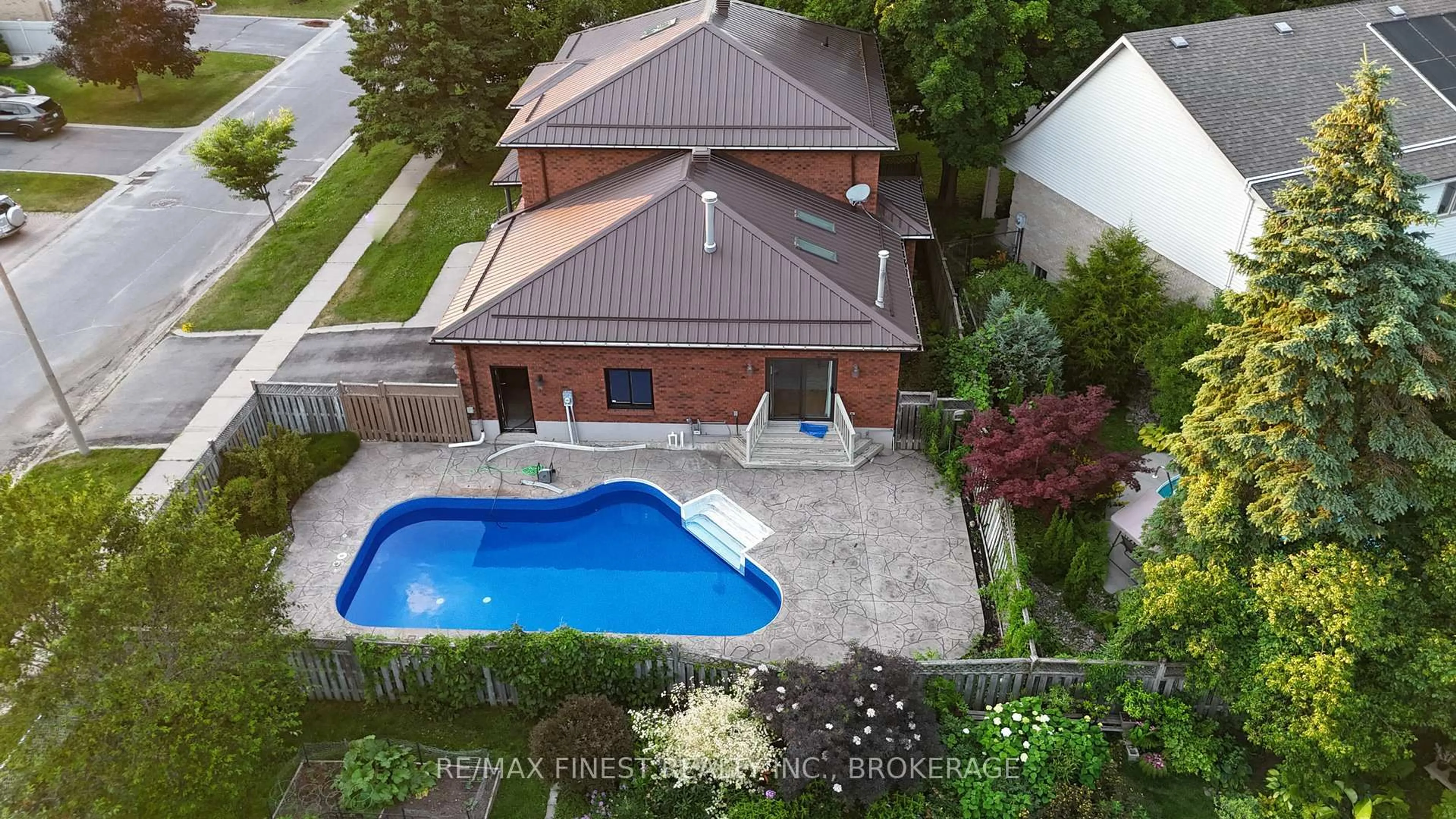 A pic from outside/outdoor area/front of a property/back of a property/a pic from drone, street for 634 Fernmoor St, Kingston Ontario K7M 8K5
