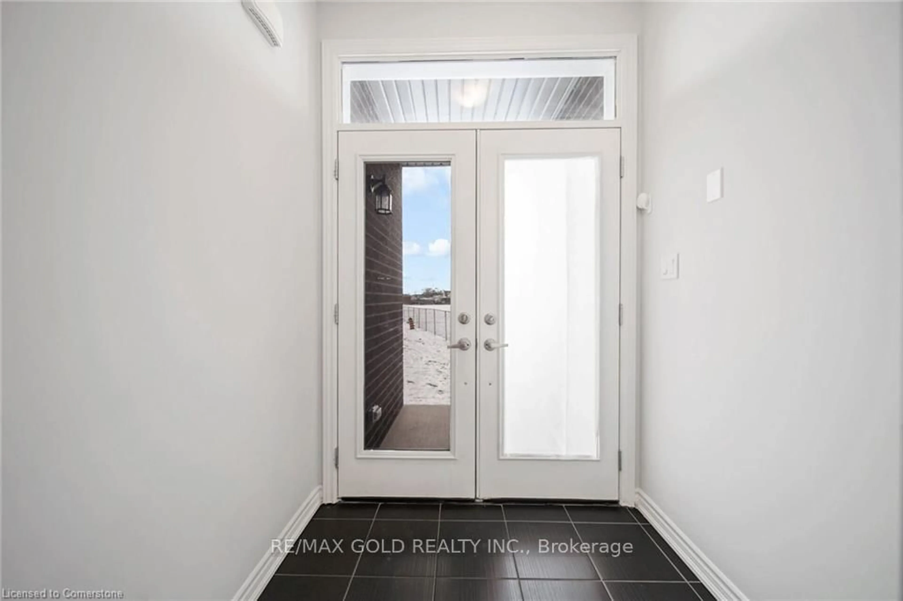 Indoor entryway for 3 Caroline St, Welland Ontario L3B 0J8