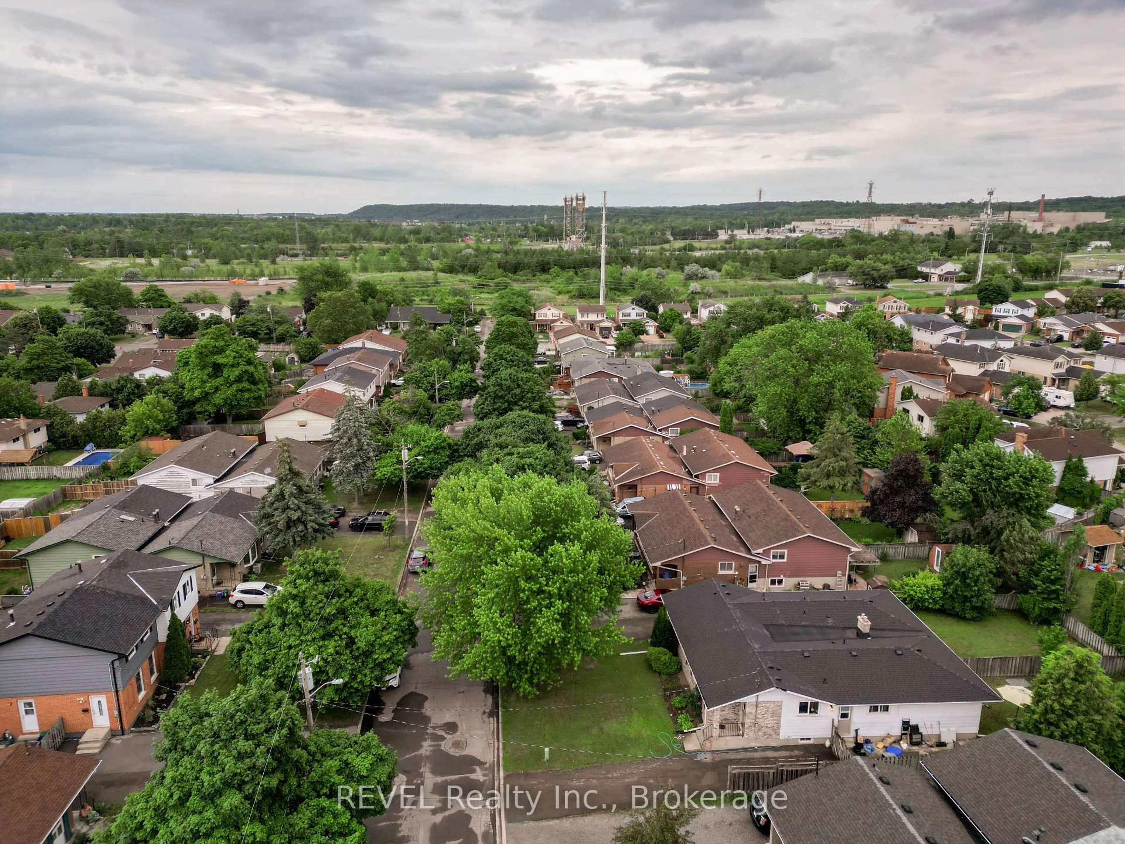 A pic from outside/outdoor area/front of a property/back of a property/a pic from drone, unknown for 62 Green Maple Dr, St. Catharines Ontario L2P 3P5