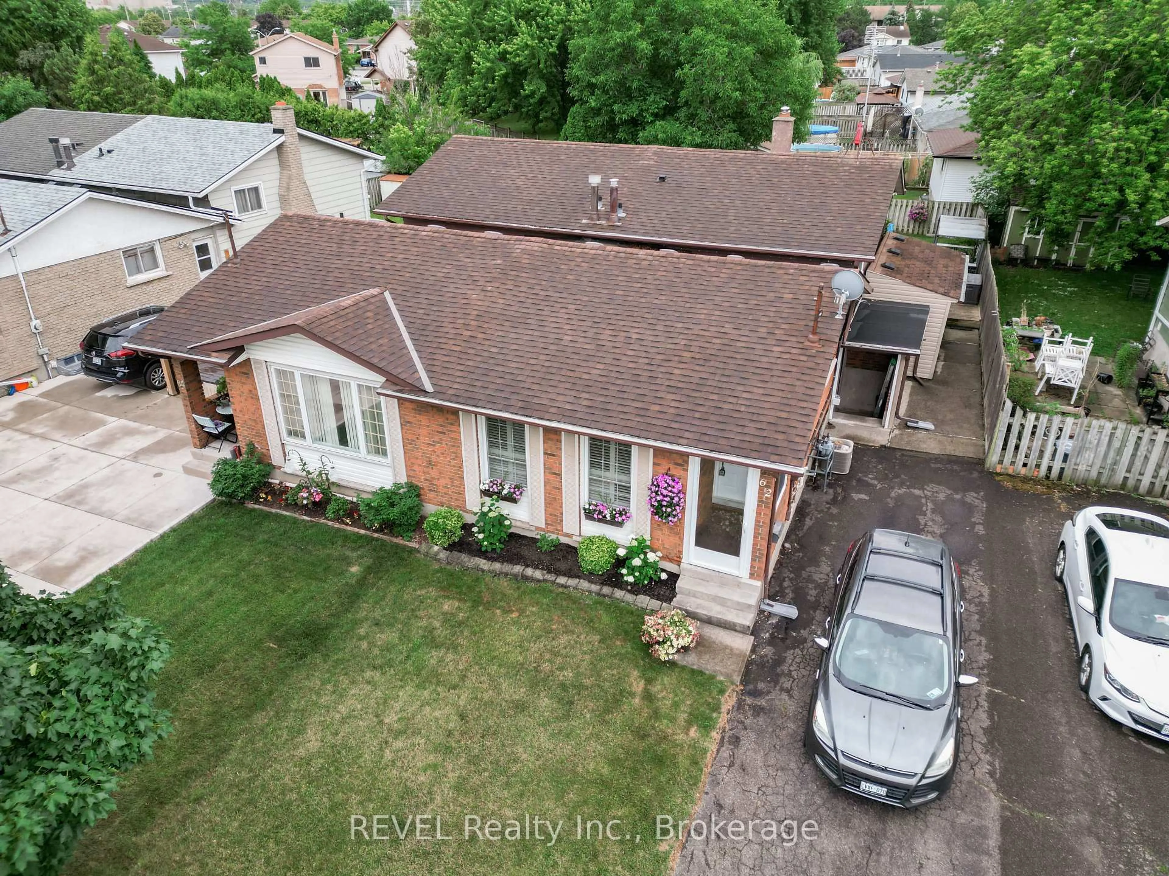 A pic from outside/outdoor area/front of a property/back of a property/a pic from drone, street for 62 Green Maple Dr, St. Catharines Ontario L2P 3P5
