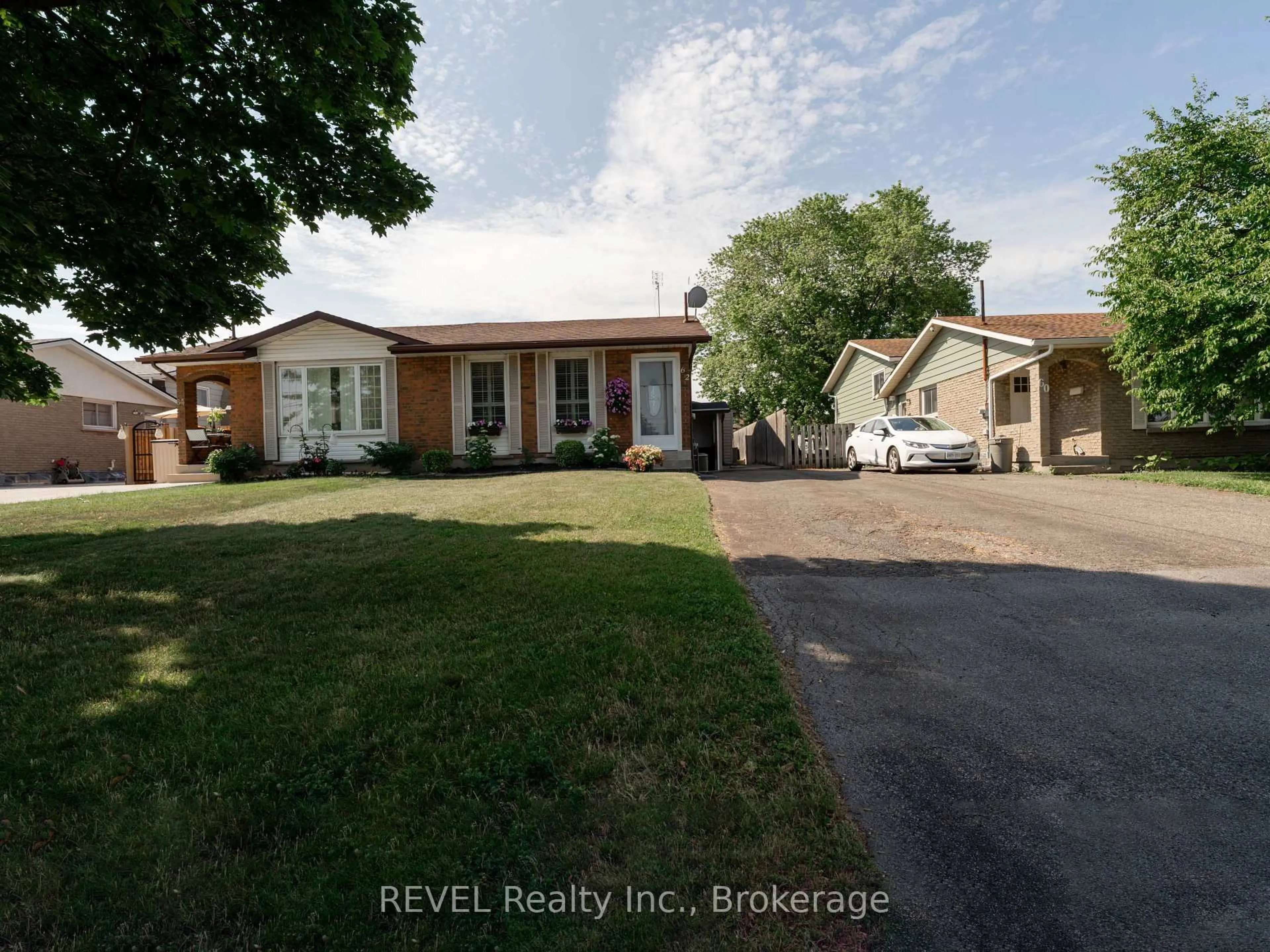 A pic from outside/outdoor area/front of a property/back of a property/a pic from drone, street for 62 Green Maple Dr, St. Catharines Ontario L2P 3P5