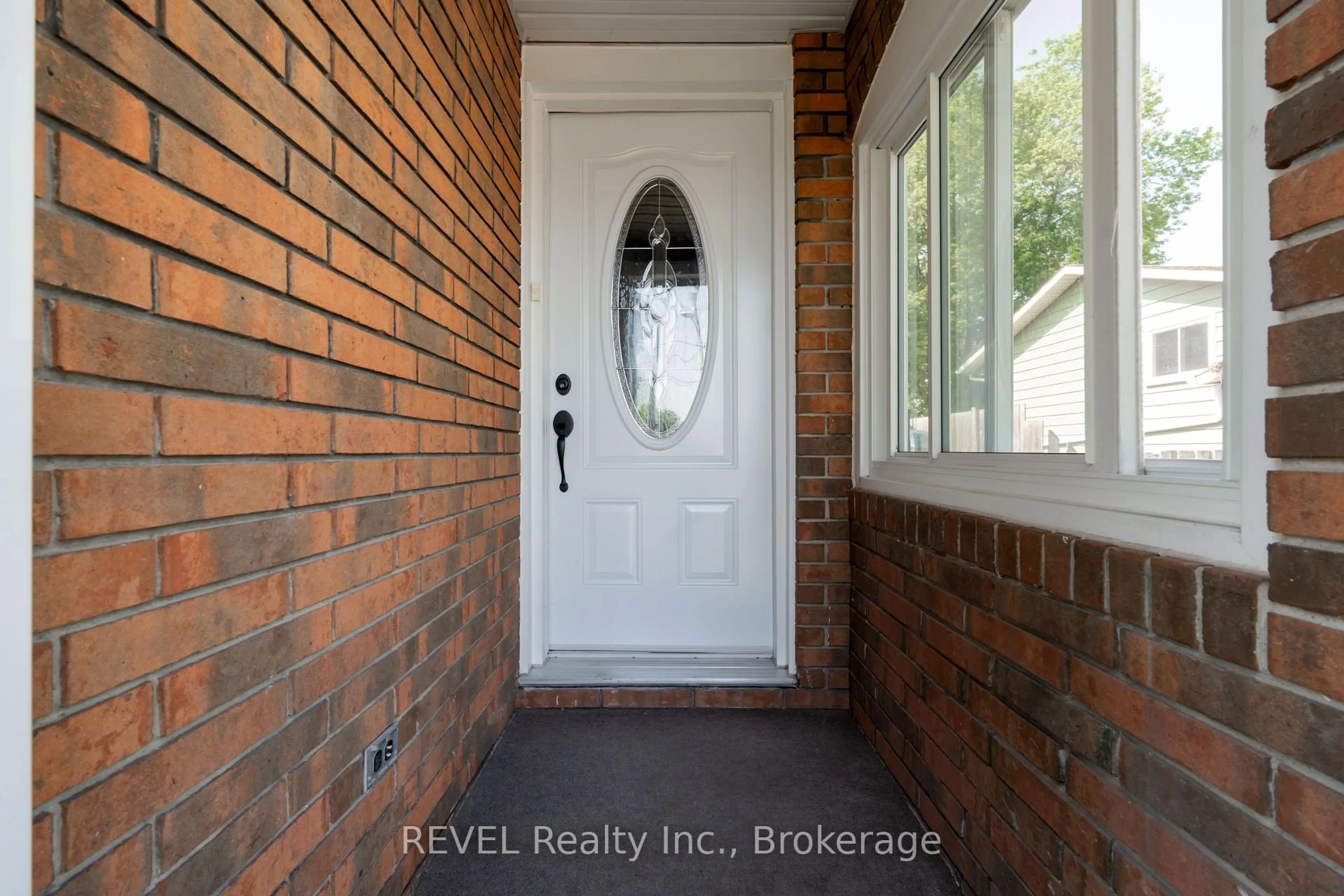 Indoor entryway for 62 Green Maple Dr, St. Catharines Ontario L2P 3P5
