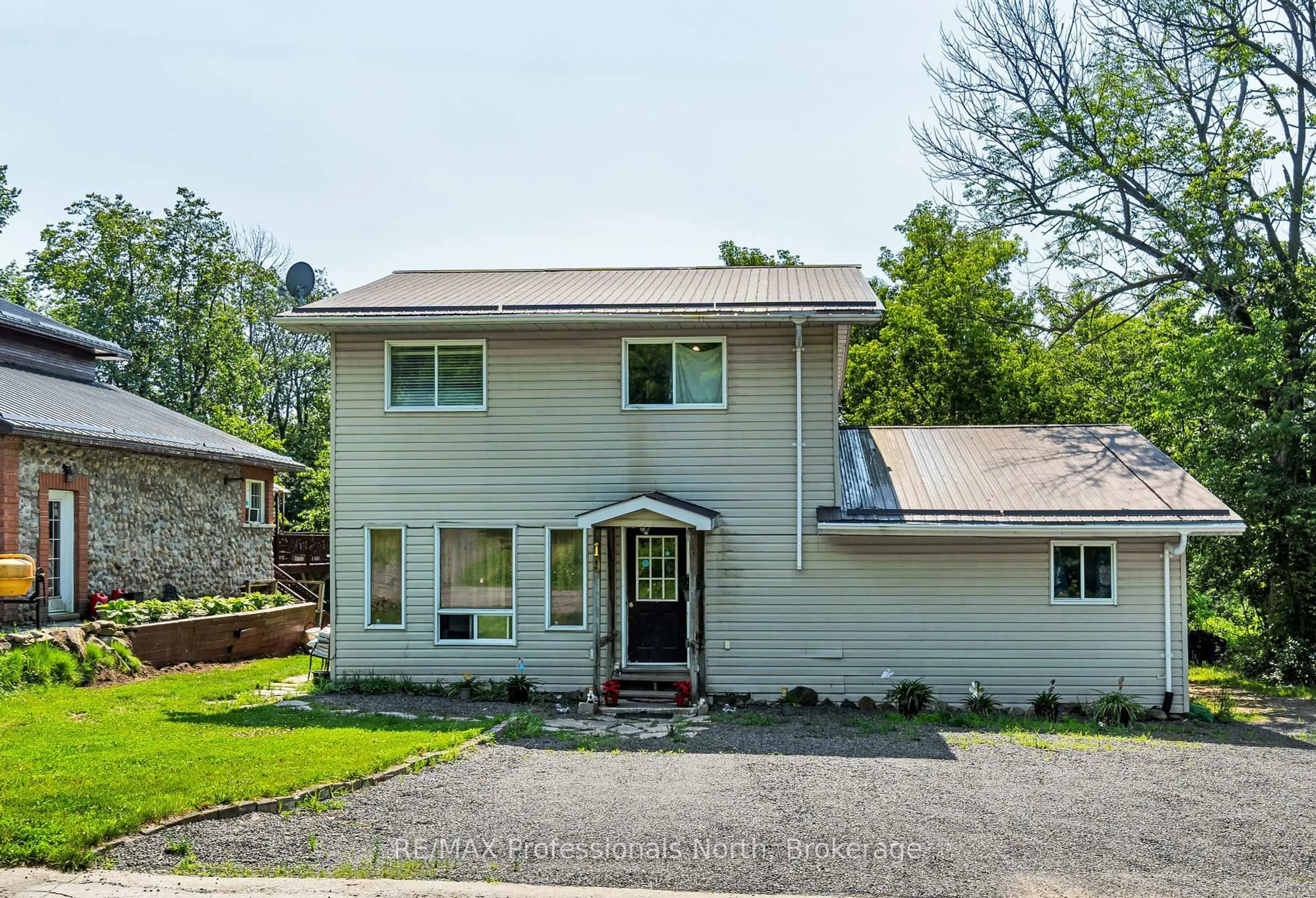 Home with vinyl exterior material, street for 19 Henry St, Huntsville Ontario P1H 1V5