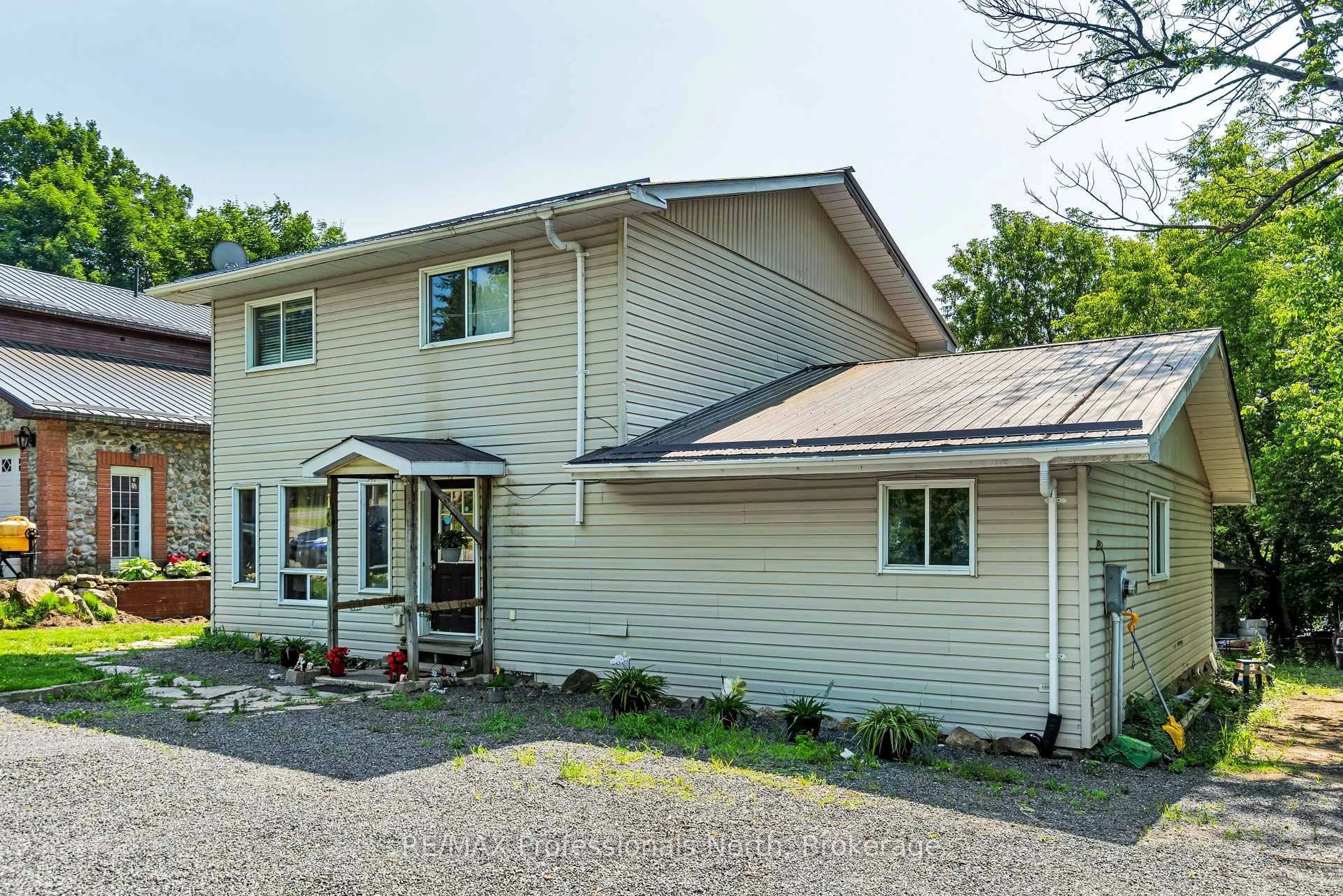 Home with vinyl exterior material, street for 19 Henry St, Huntsville Ontario P1H 1V5