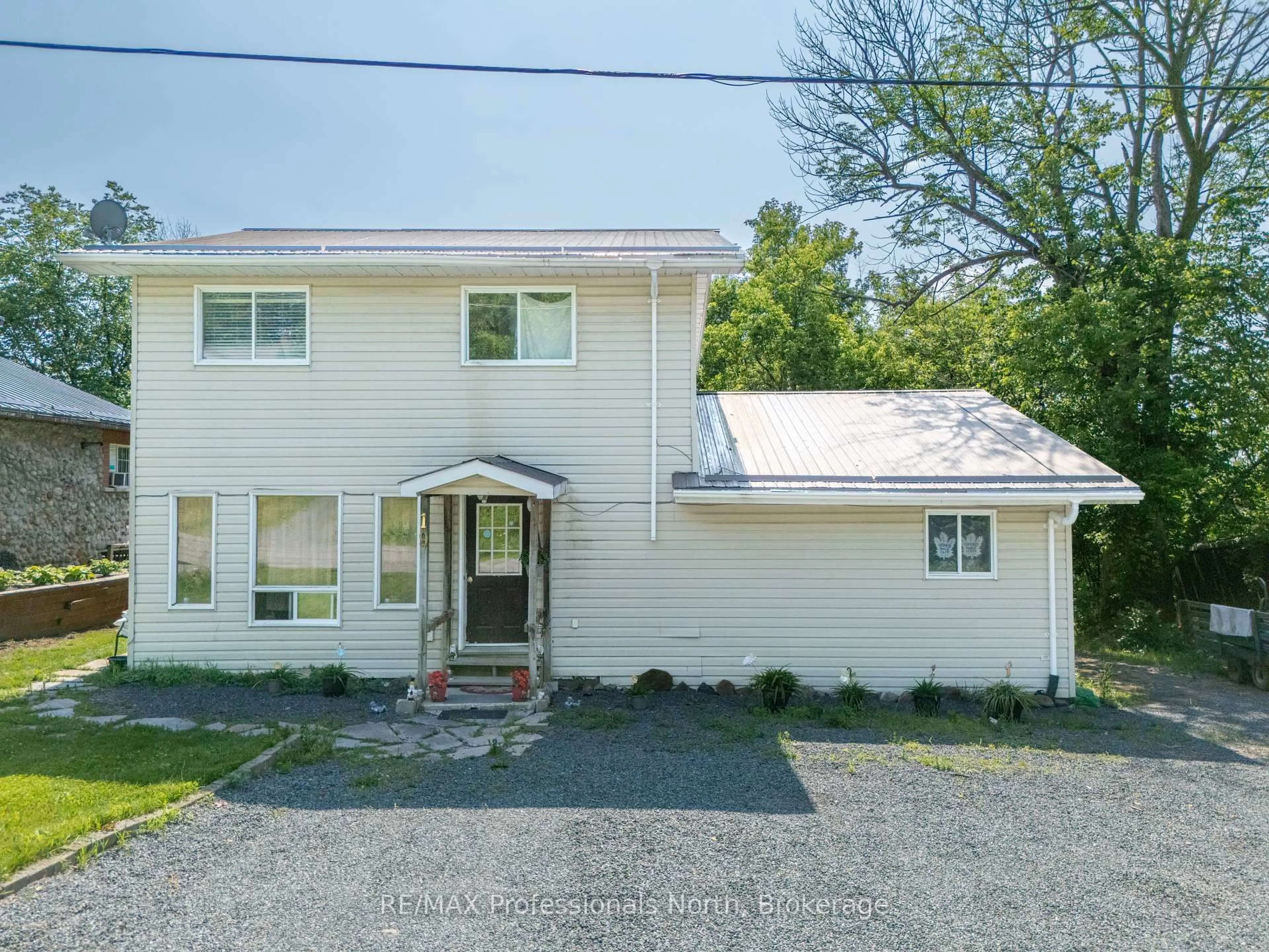 Home with vinyl exterior material, street for 19 Henry St, Huntsville Ontario P1H 1V5