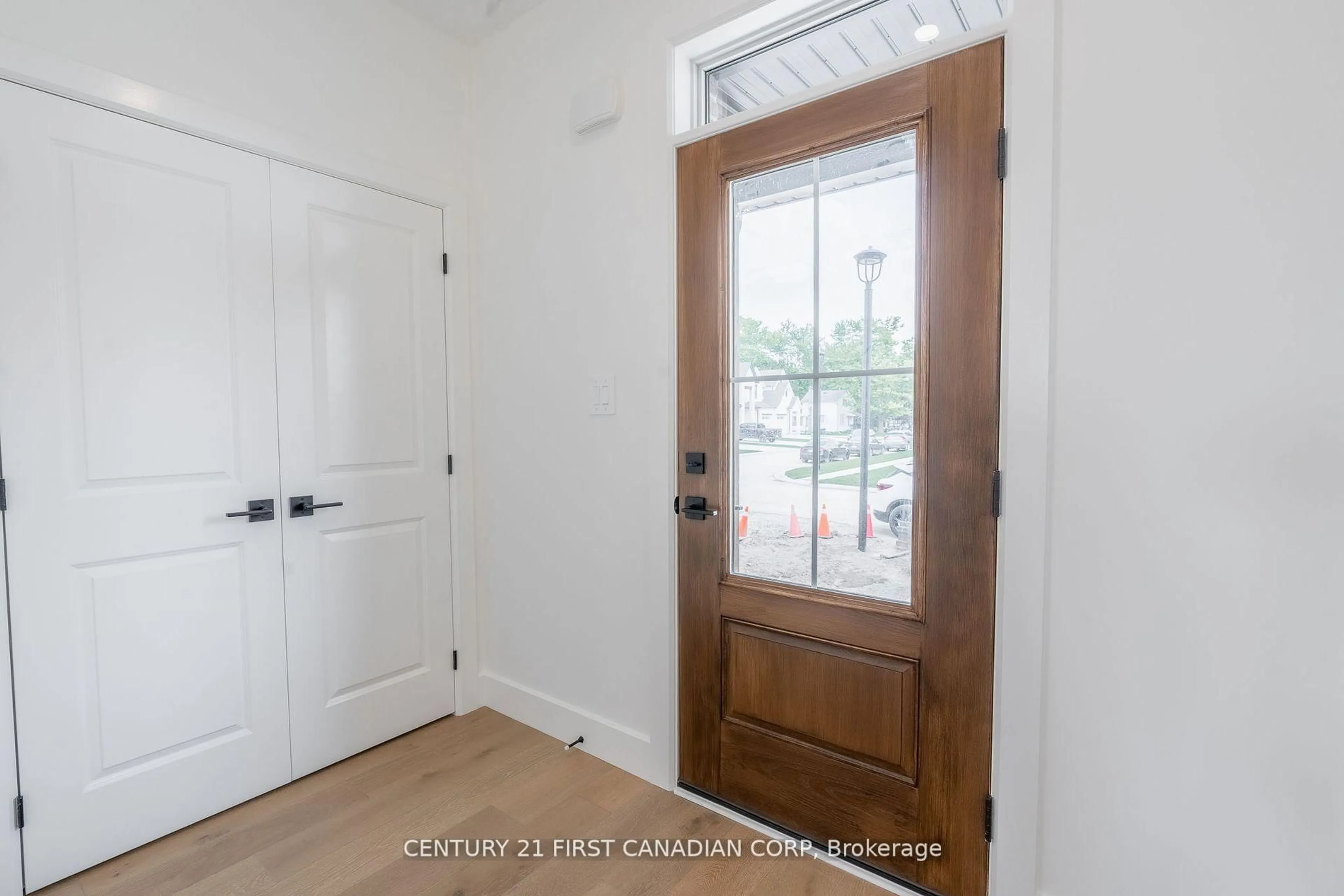 Indoor entryway for 147-31 SCOTTS Dr, Lucan Biddulph Ontario N0M 2J0