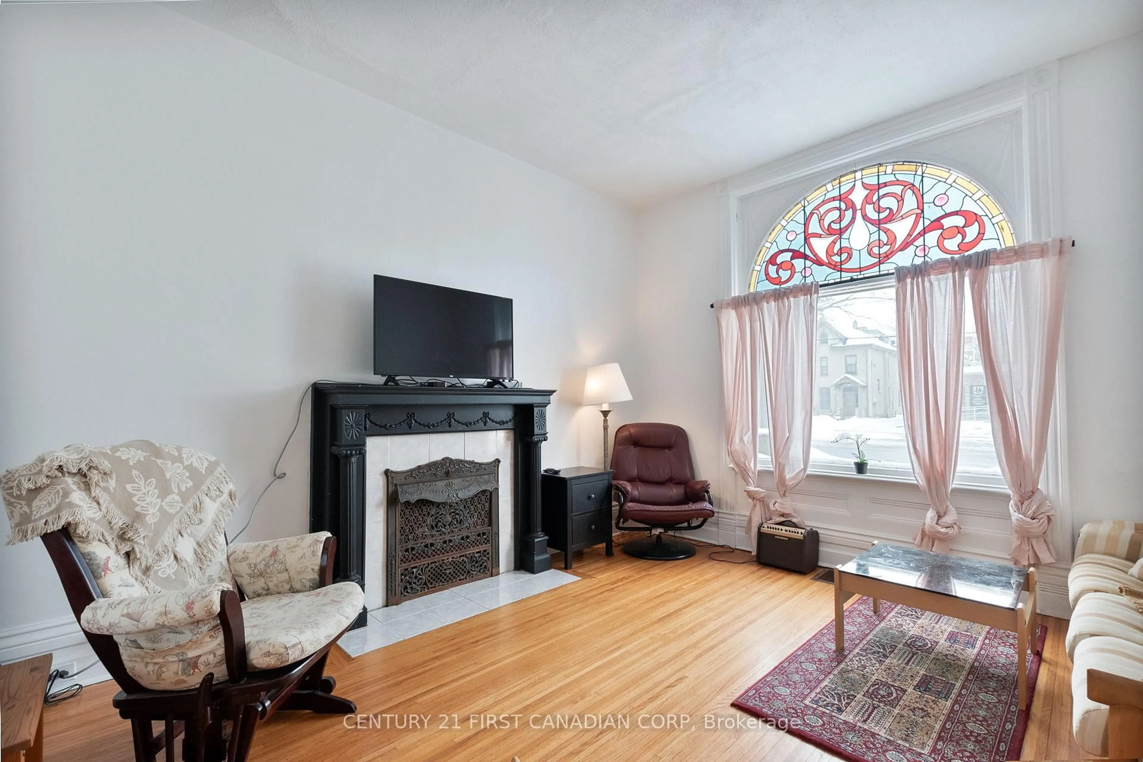 Living room with furniture, unknown for 578 WATERLOO St, London East Ontario N6B 2P9