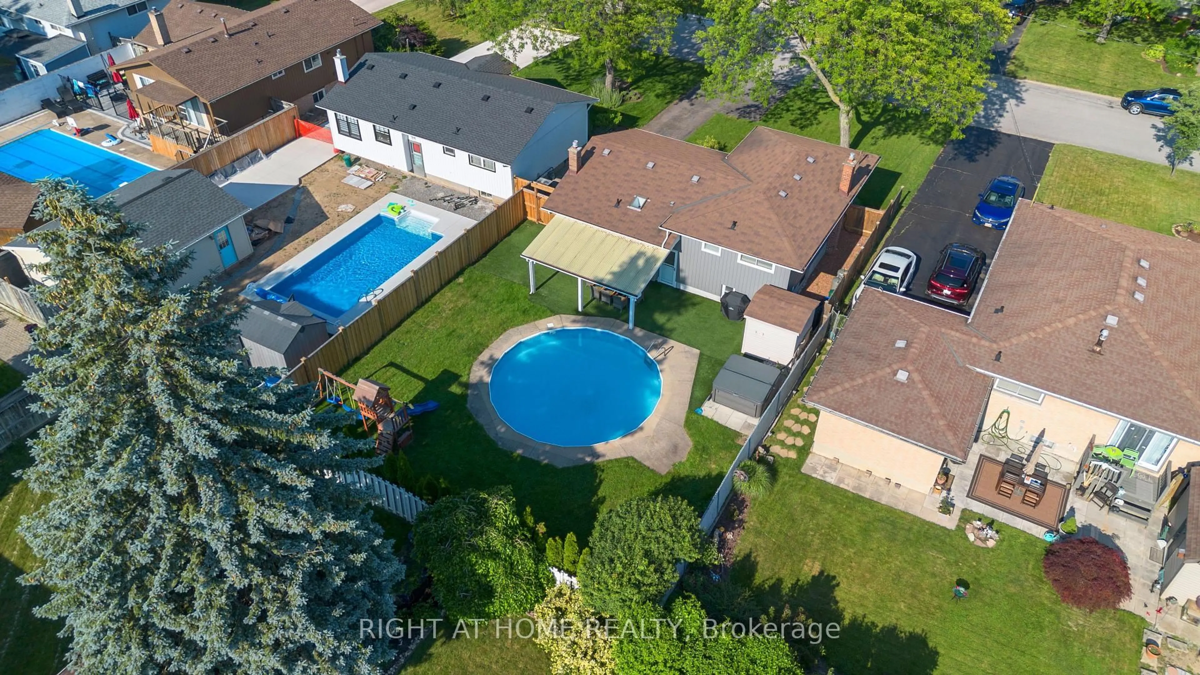 A pic from outside/outdoor area/front of a property/back of a property/a pic from drone, street for 11 Nickel St, St. Catharines Ontario L2M 1L4