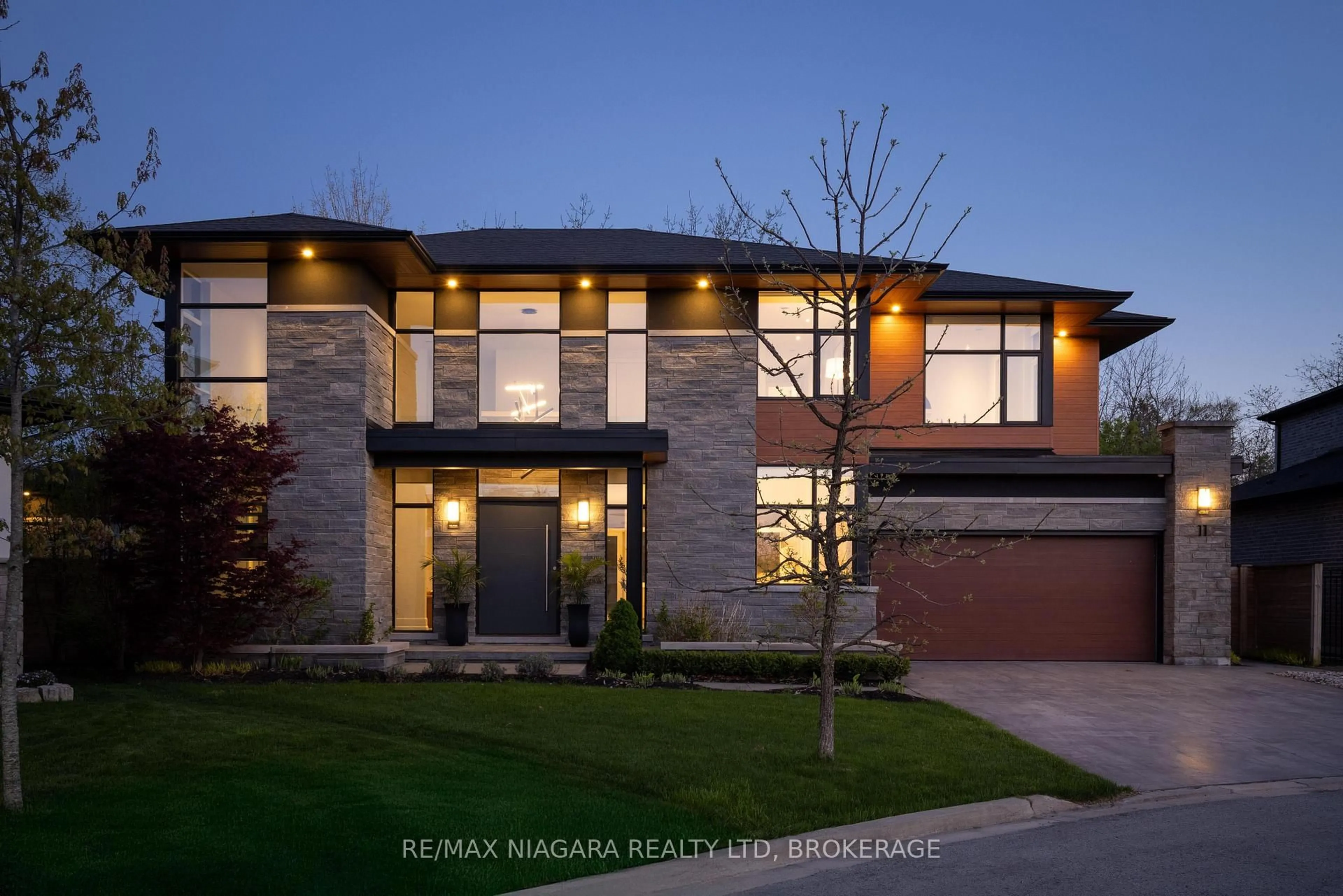 Home with brick exterior material, street for 11 Woodbourne Crt, Niagara-on-the-Lake Ontario L0S 1J0