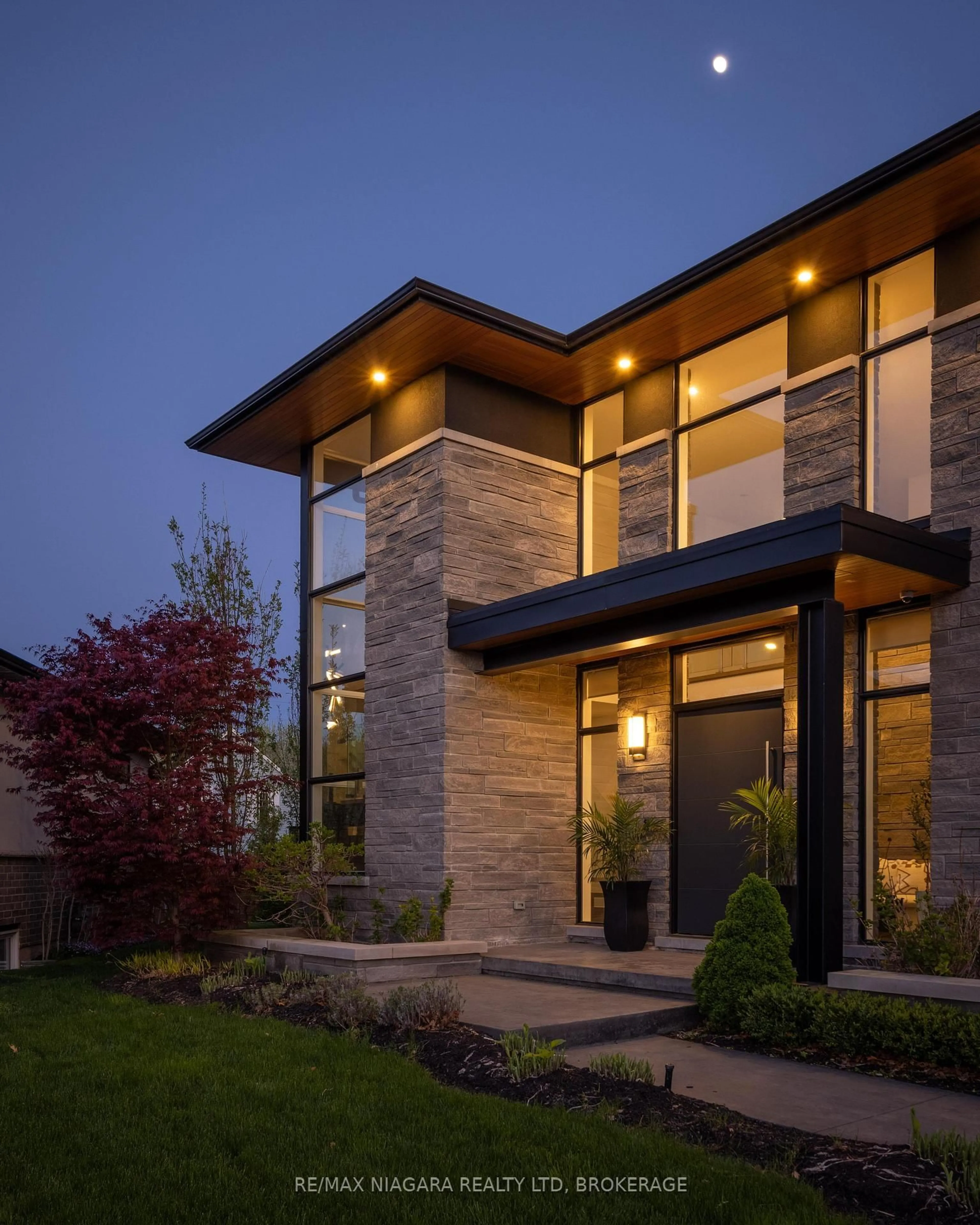Home with brick exterior material, street for 11 Woodbourne Crt, Niagara-on-the-Lake Ontario L0S 1J0