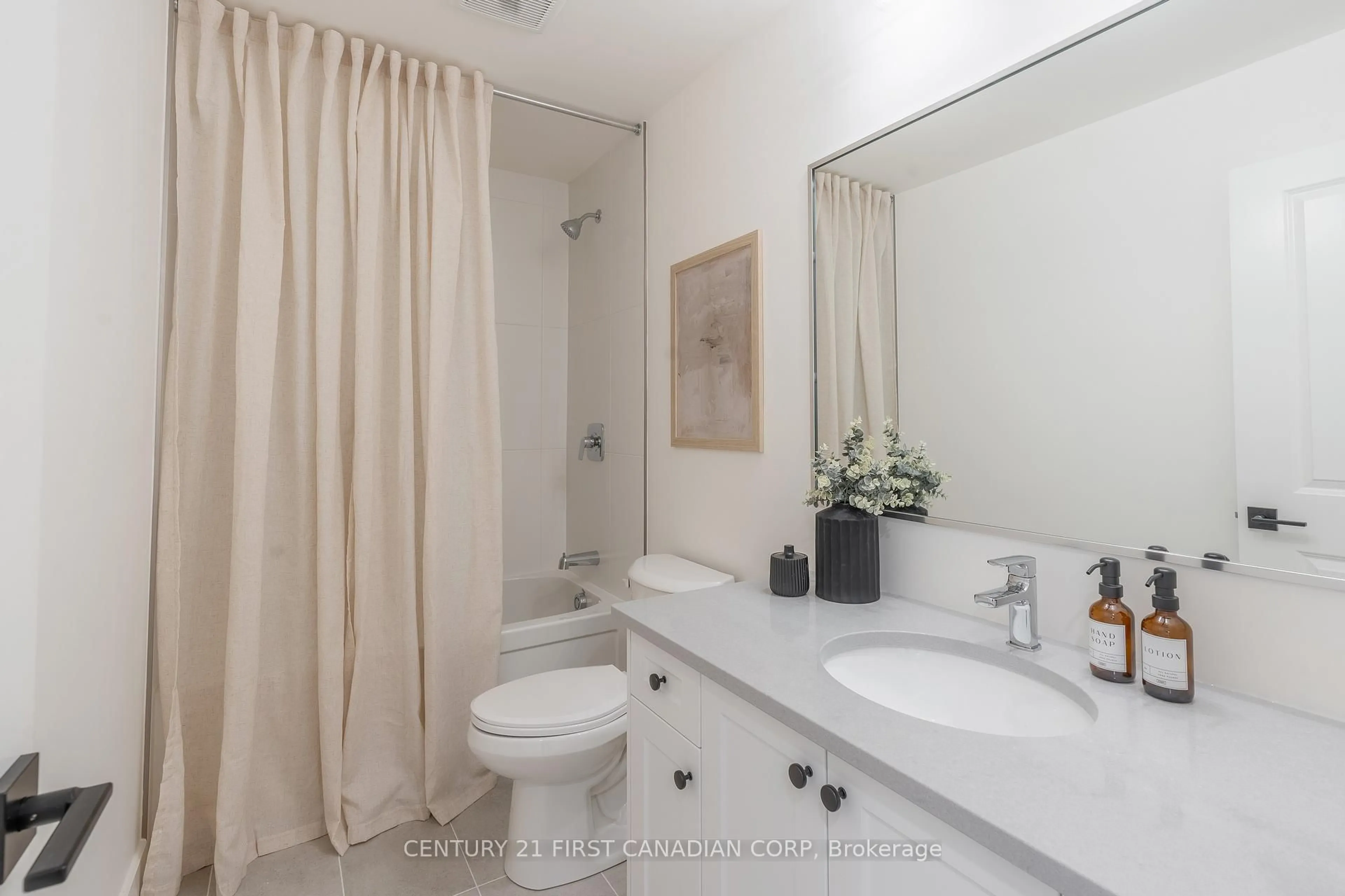 Standard bathroom, ceramic/tile floor for 147-47 SCOTTS Dr, Lucan Biddulph Ontario N0M 2J0