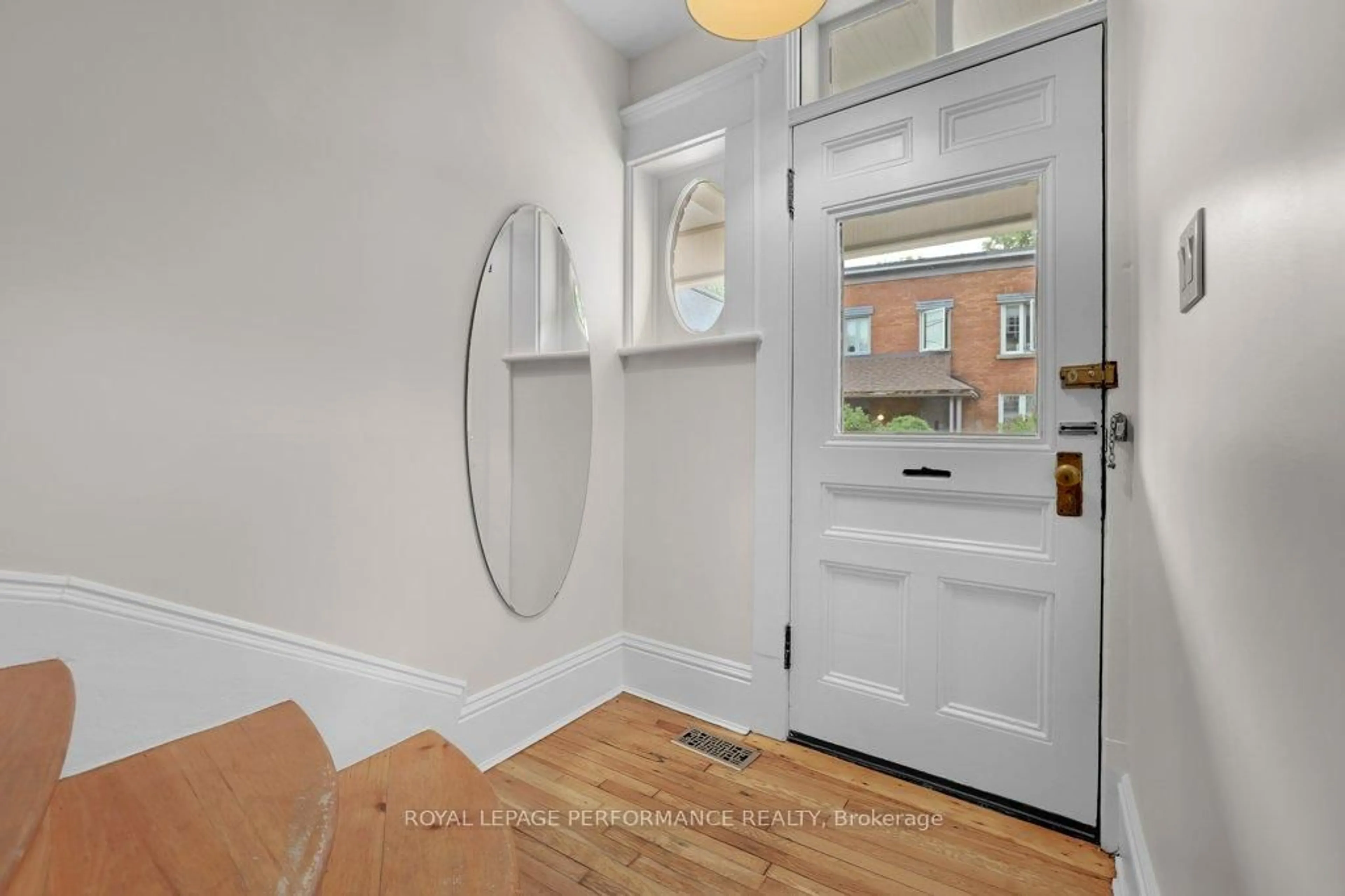 Indoor entryway for 17 Rupert St, Ottawa Ontario K1S 3S2