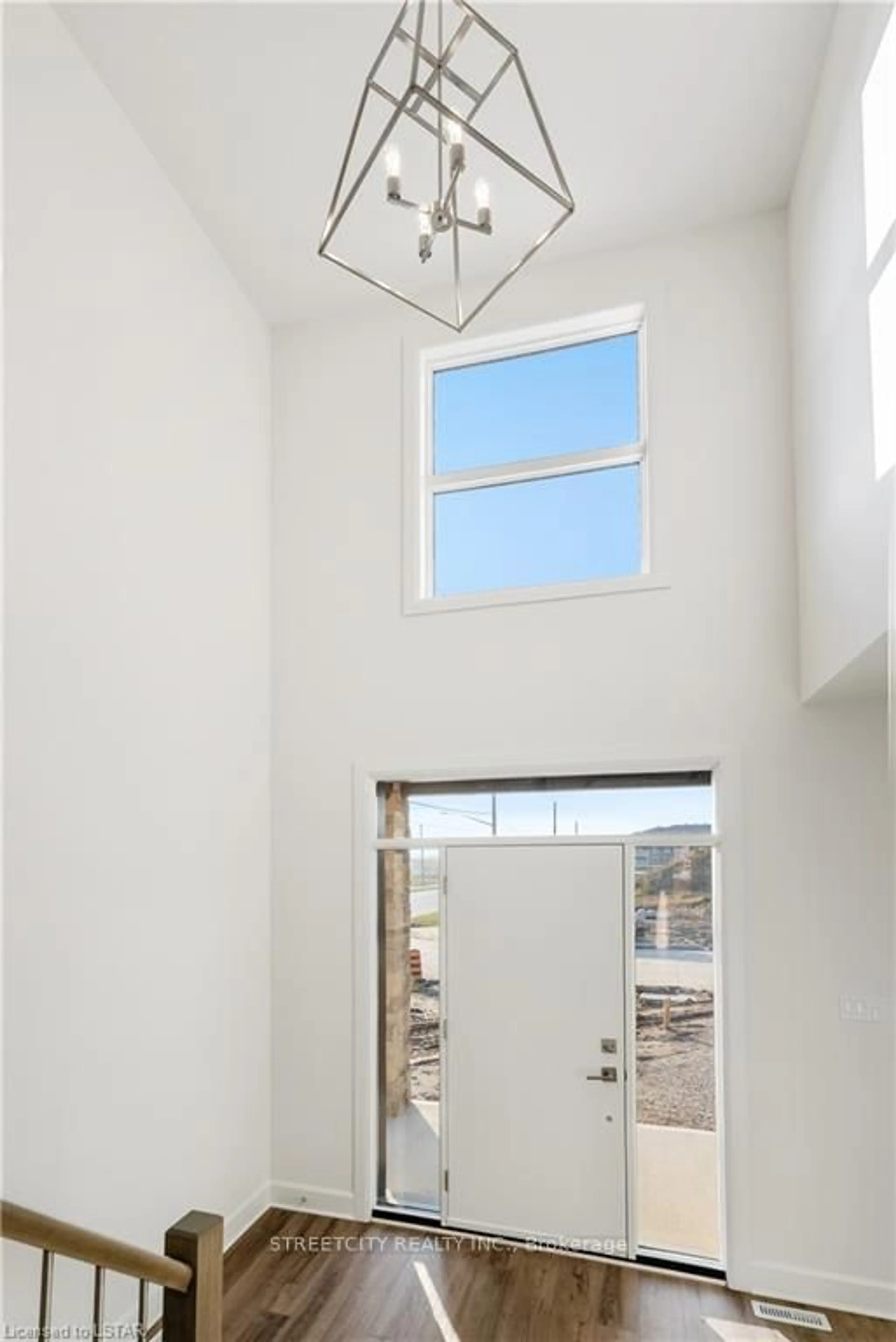 Indoor entryway for 2 WELCH Crt, St. Thomas Ontario N5R 0M1