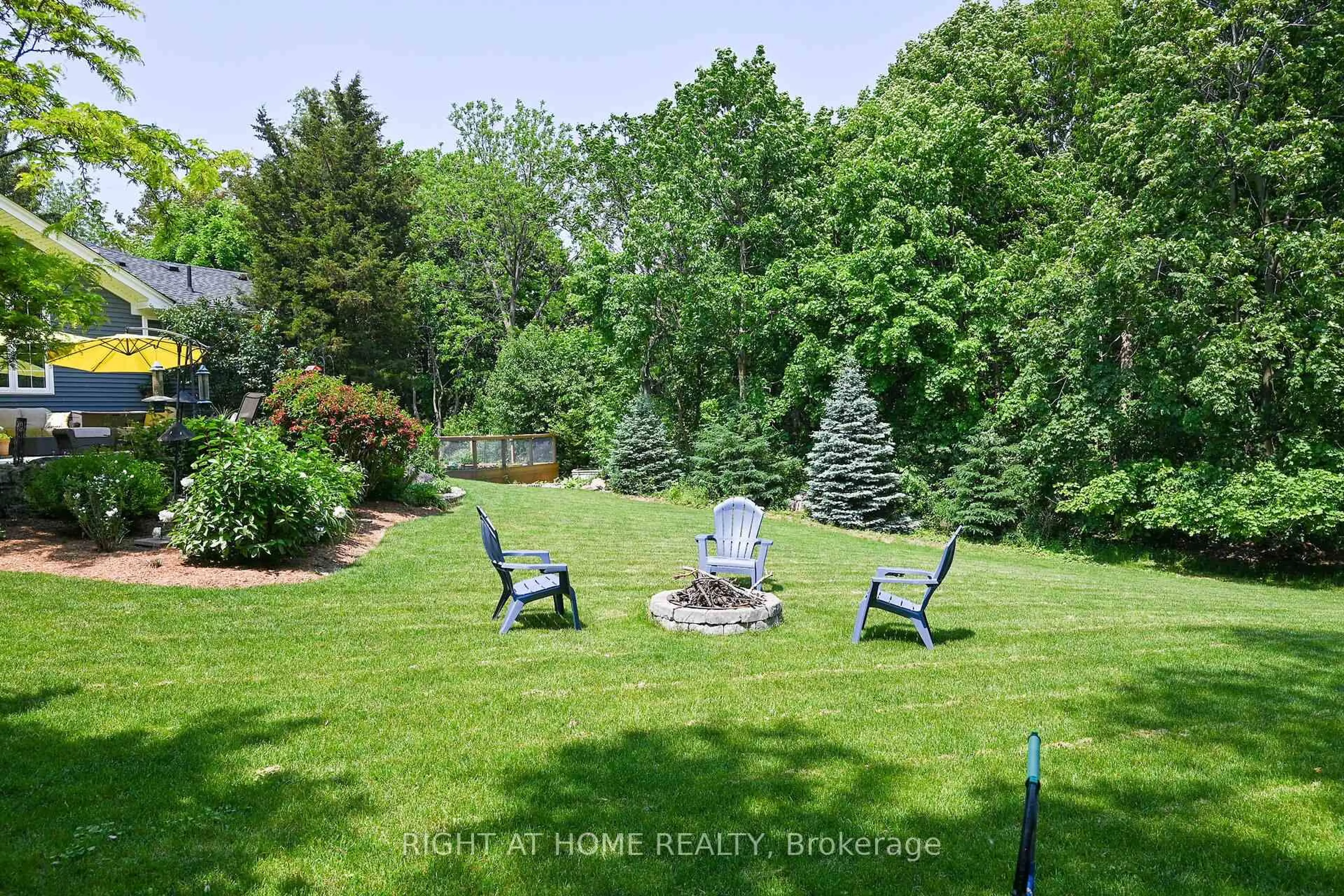 A pic from outside/outdoor area/front of a property/back of a property/a pic from drone, forest/trees view for 140 Wellington St, Hamilton Ontario L0R 2H0