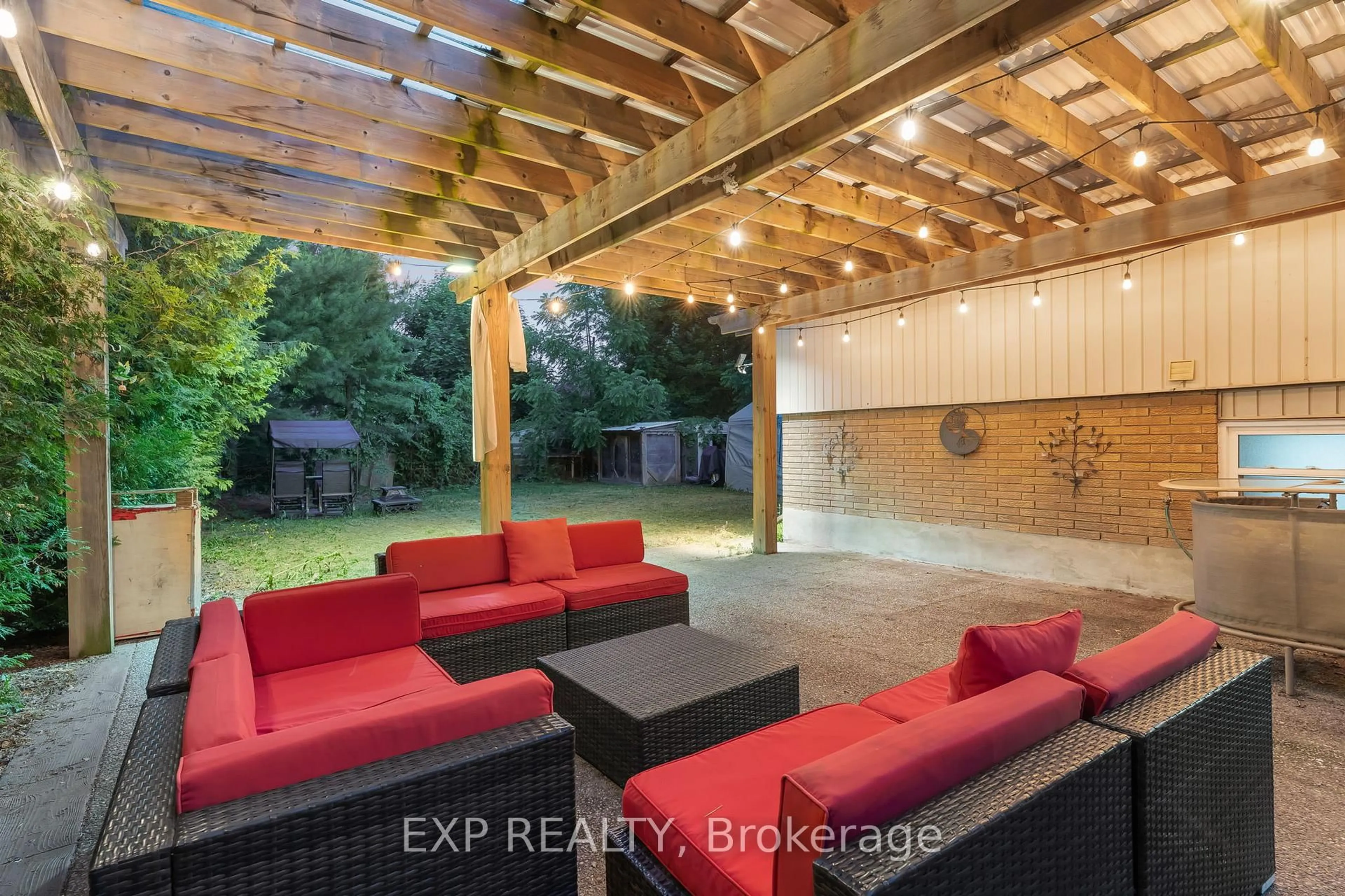 Patio, unknown for 425 Fitch St, Welland Ontario L3C 4W7