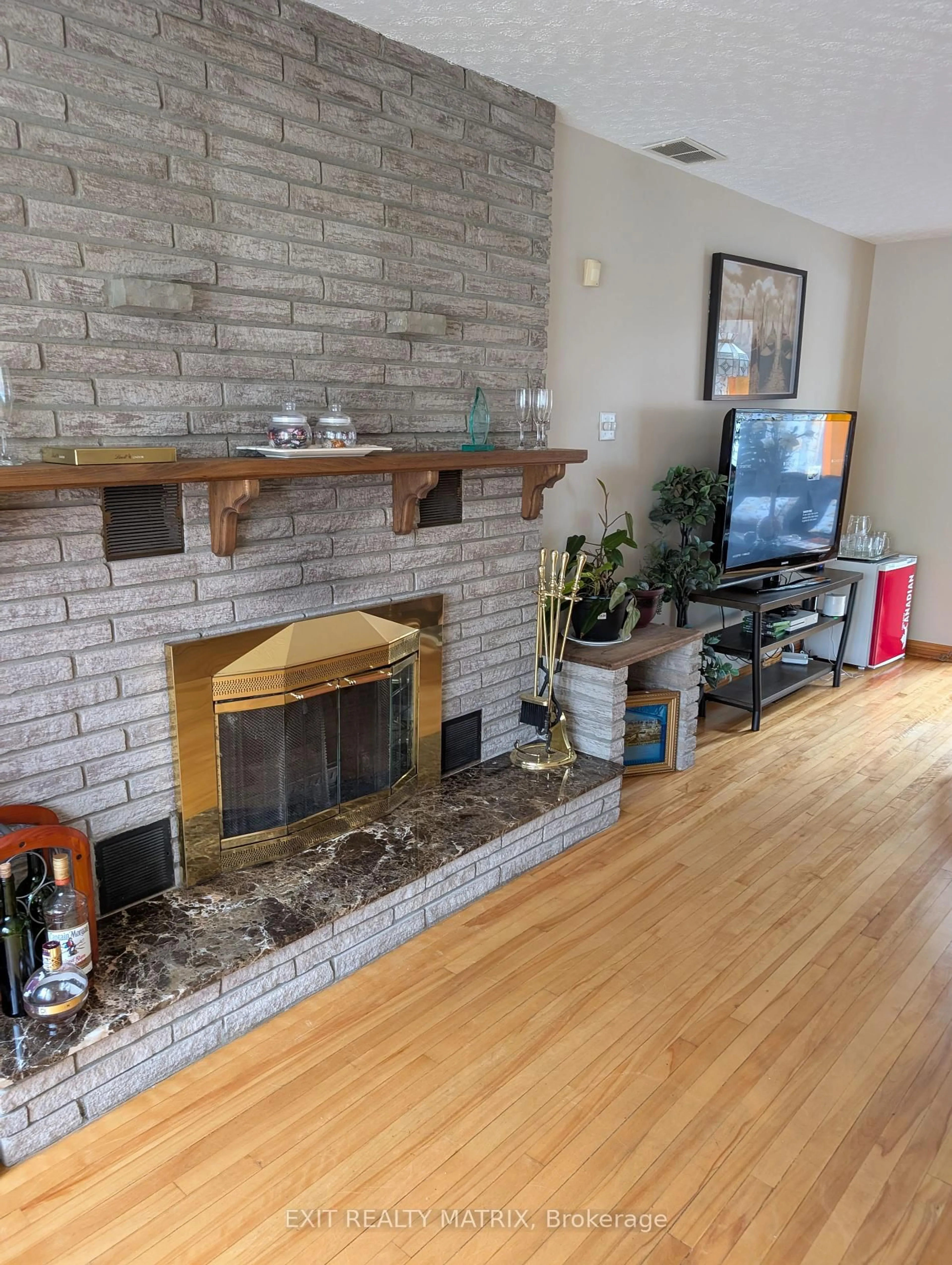 Living room with furniture, wood/laminate floor for 393 Donald St, Ottawa Ontario K1K 1M2