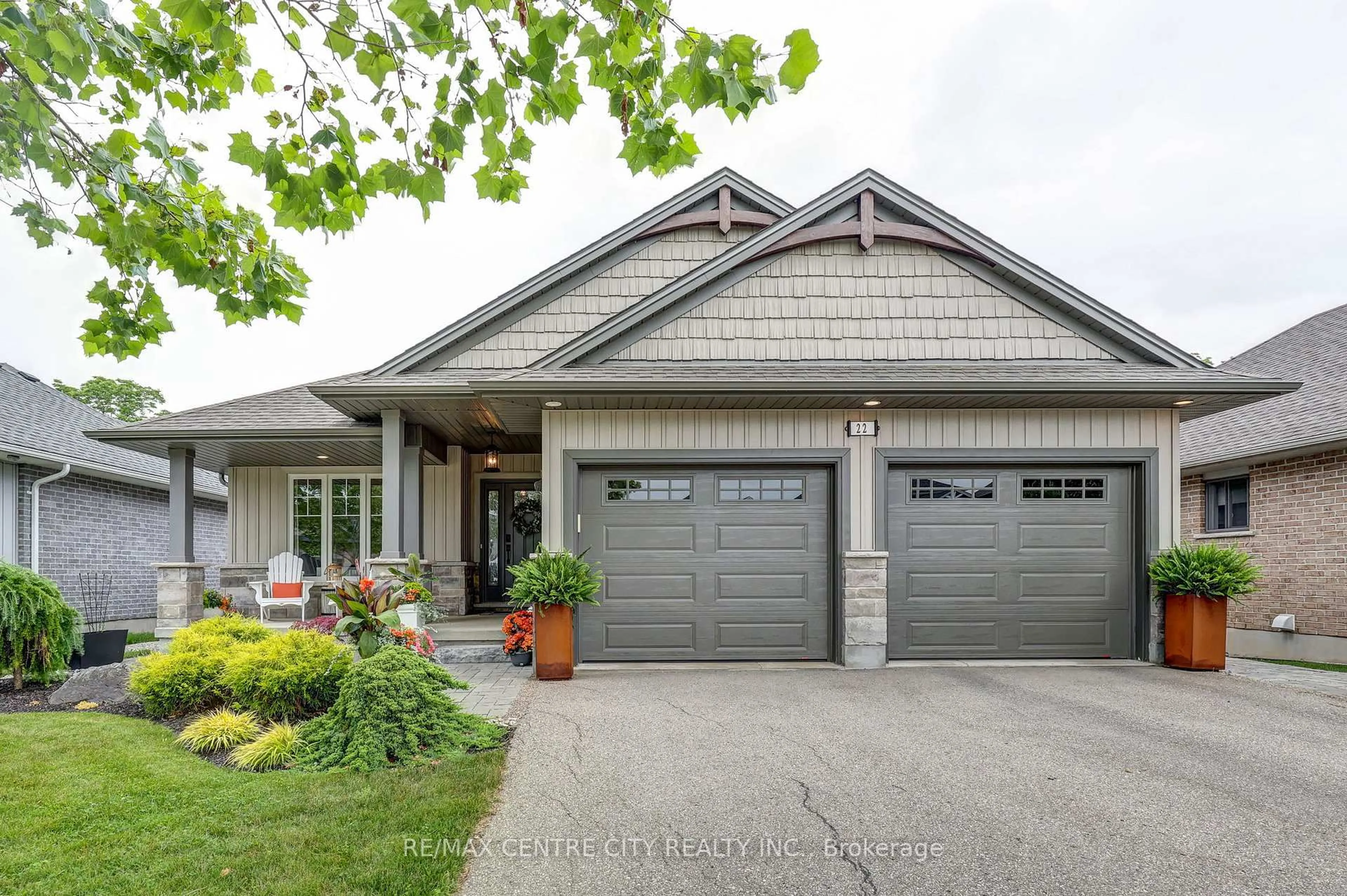 Home with vinyl exterior material, street for 22 Deerfield Crt, St. Thomas Ontario N5P 0B8