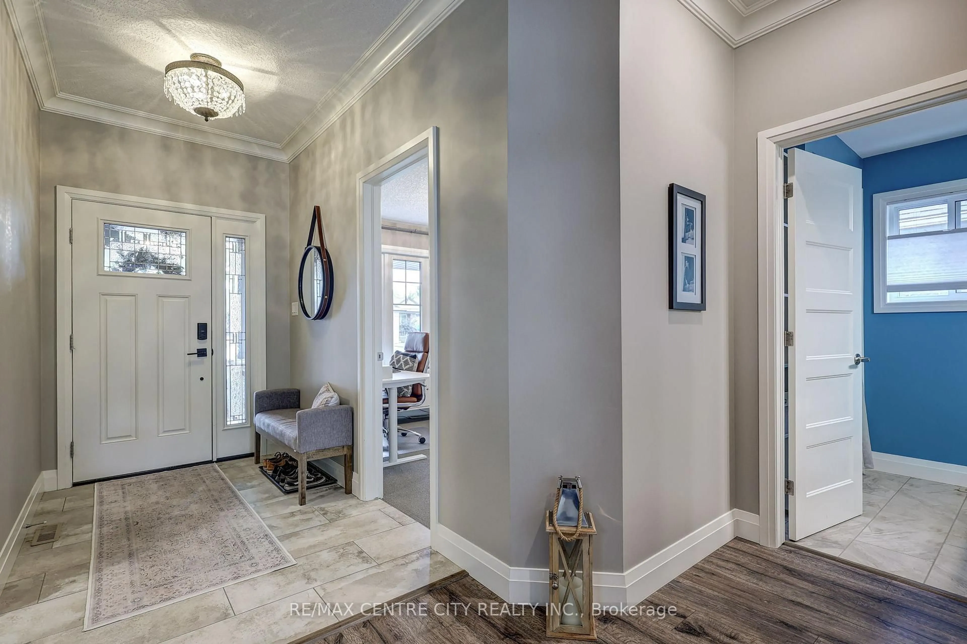 Indoor entryway for 22 Deerfield Crt, St. Thomas Ontario N5P 0B8
