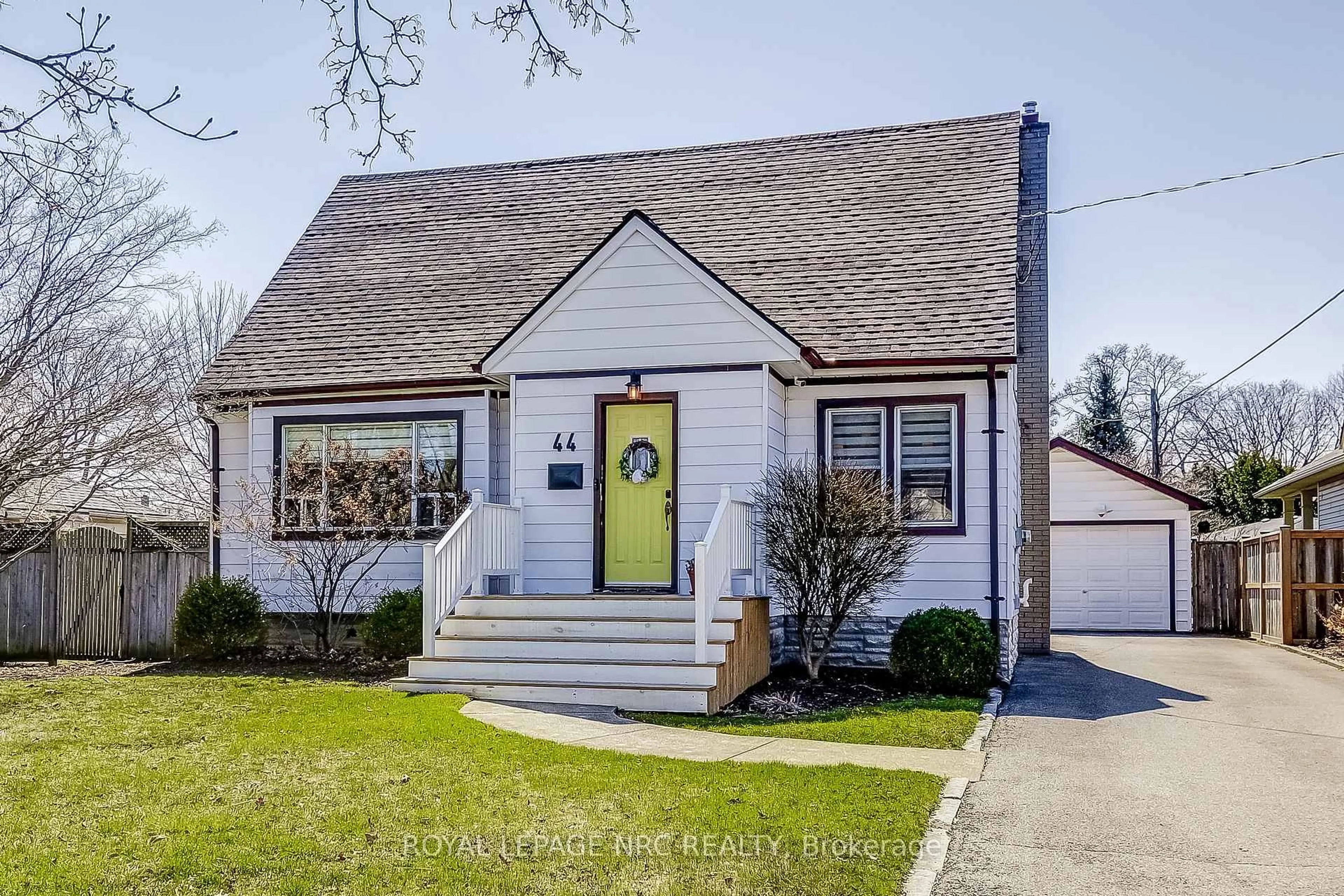 Home with vinyl exterior material, street for 44 Windsor Rd, St. Catharines Ontario L2N 3A3
