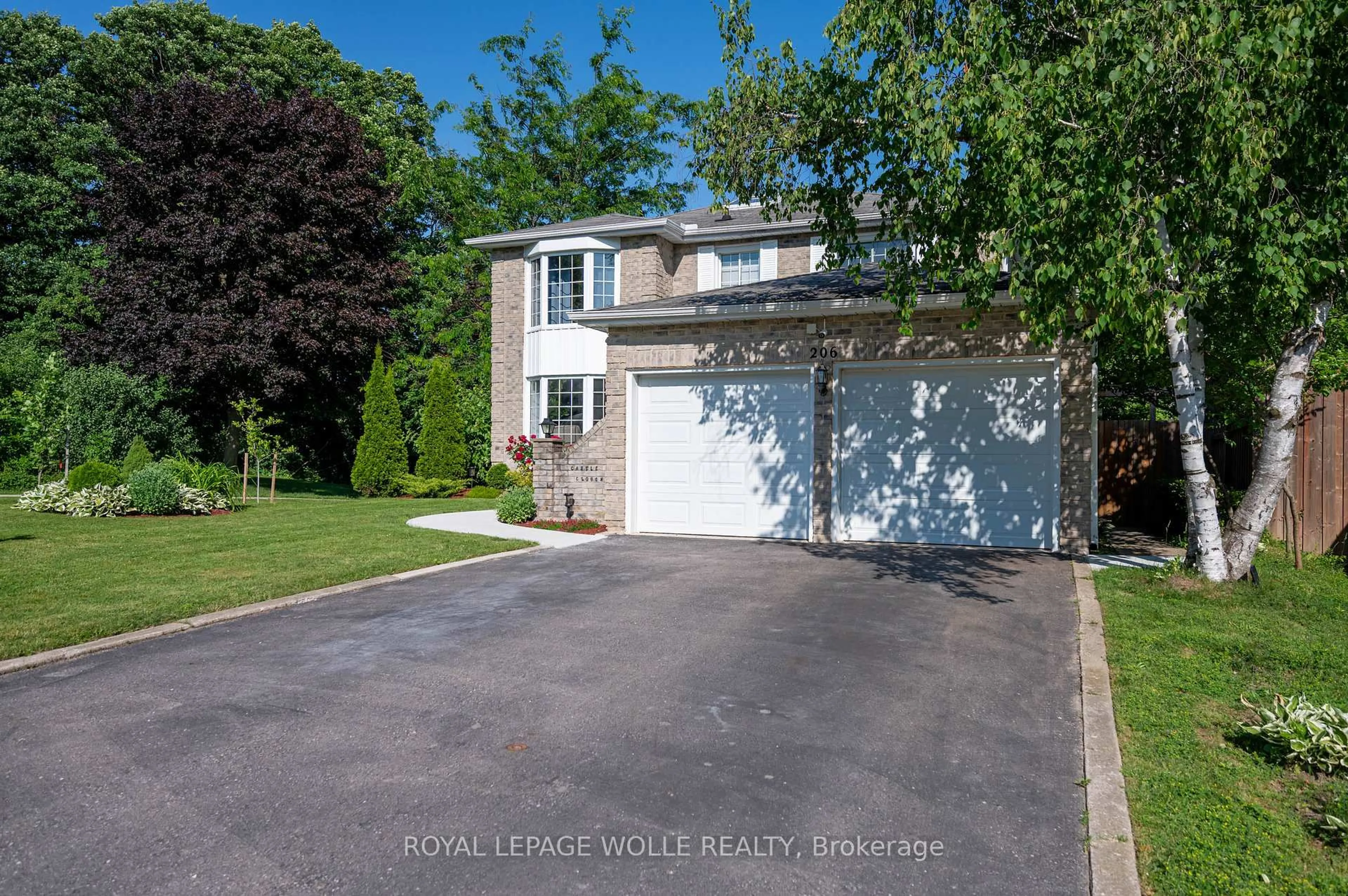 A pic from outside/outdoor area/front of a property/back of a property/a pic from drone, street for 206 Westvale Dr, Waterloo Ontario N2T 1C3