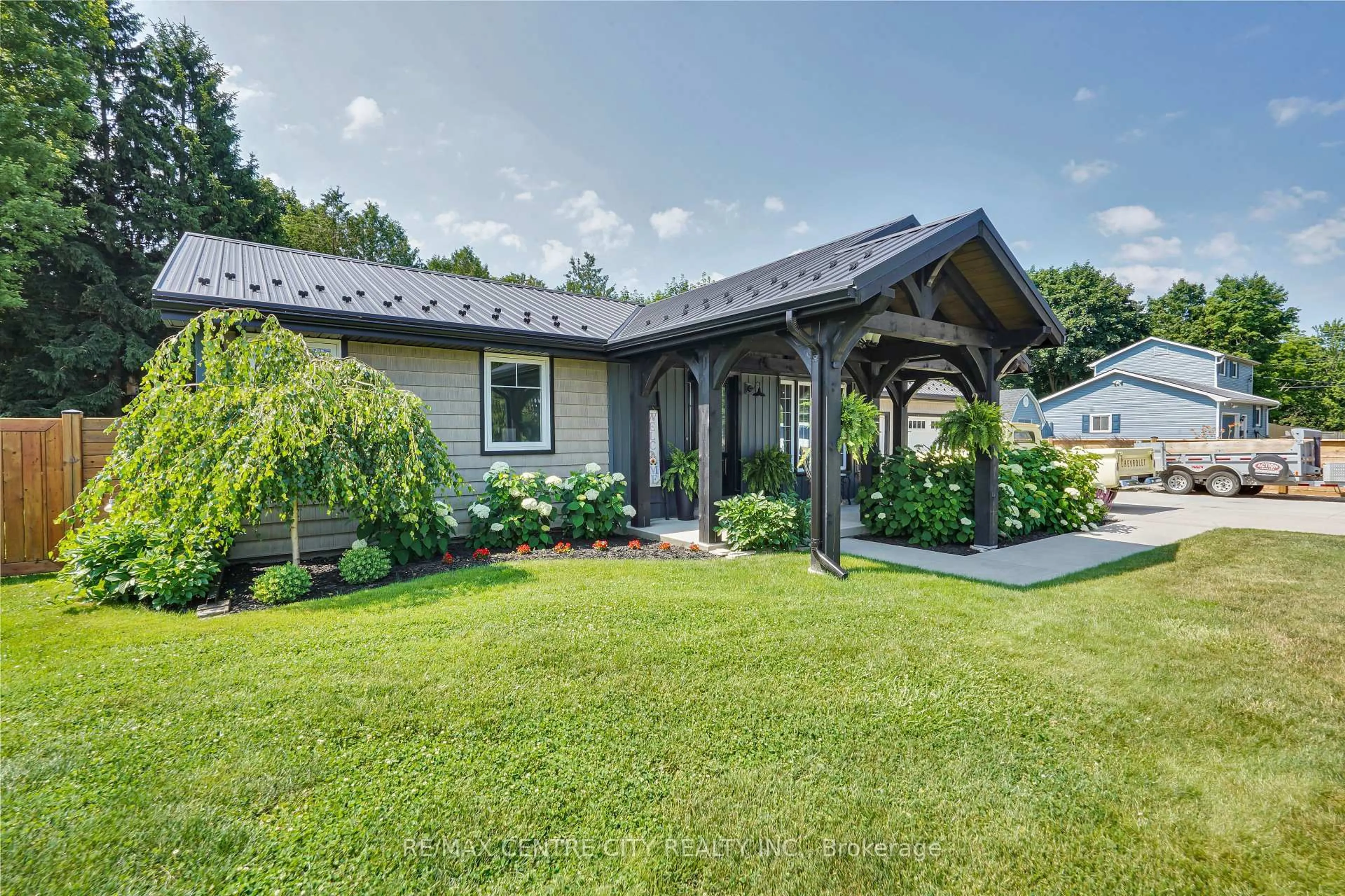 Home with vinyl exterior material, mountain view for 42641 Southdale Line, Central Elgin Ontario N5R 1C1
