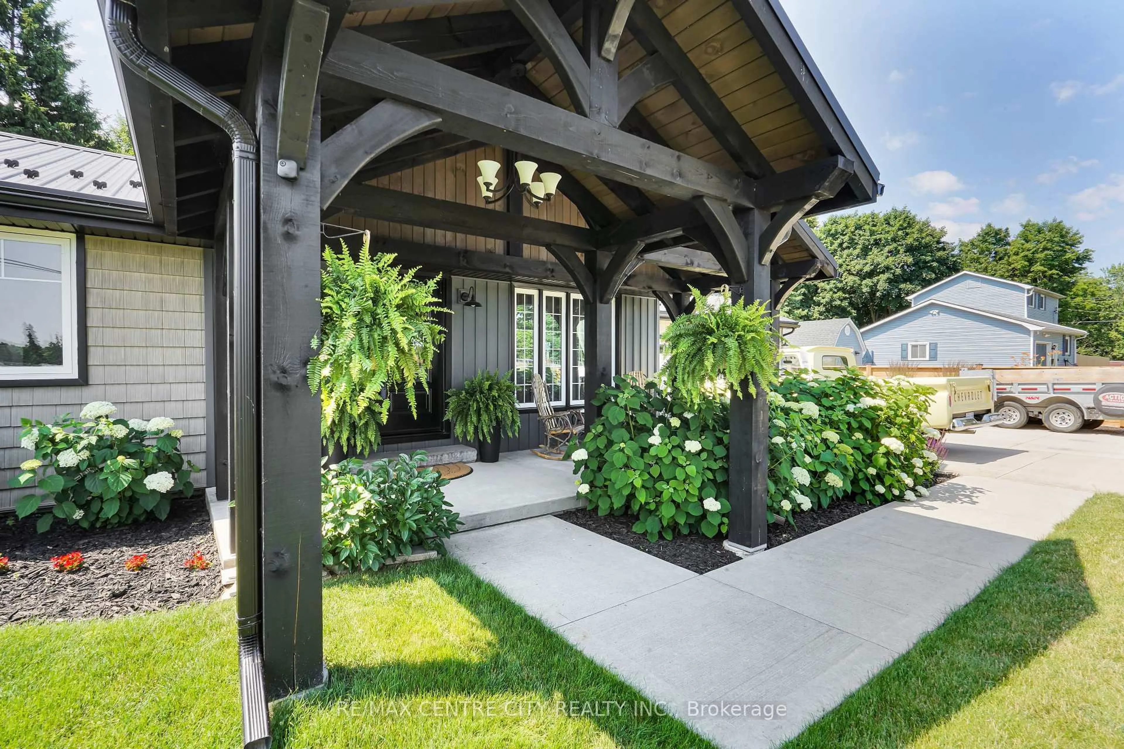 Indoor entryway for 42641 Southdale Line, Central Elgin Ontario N5R 1C1