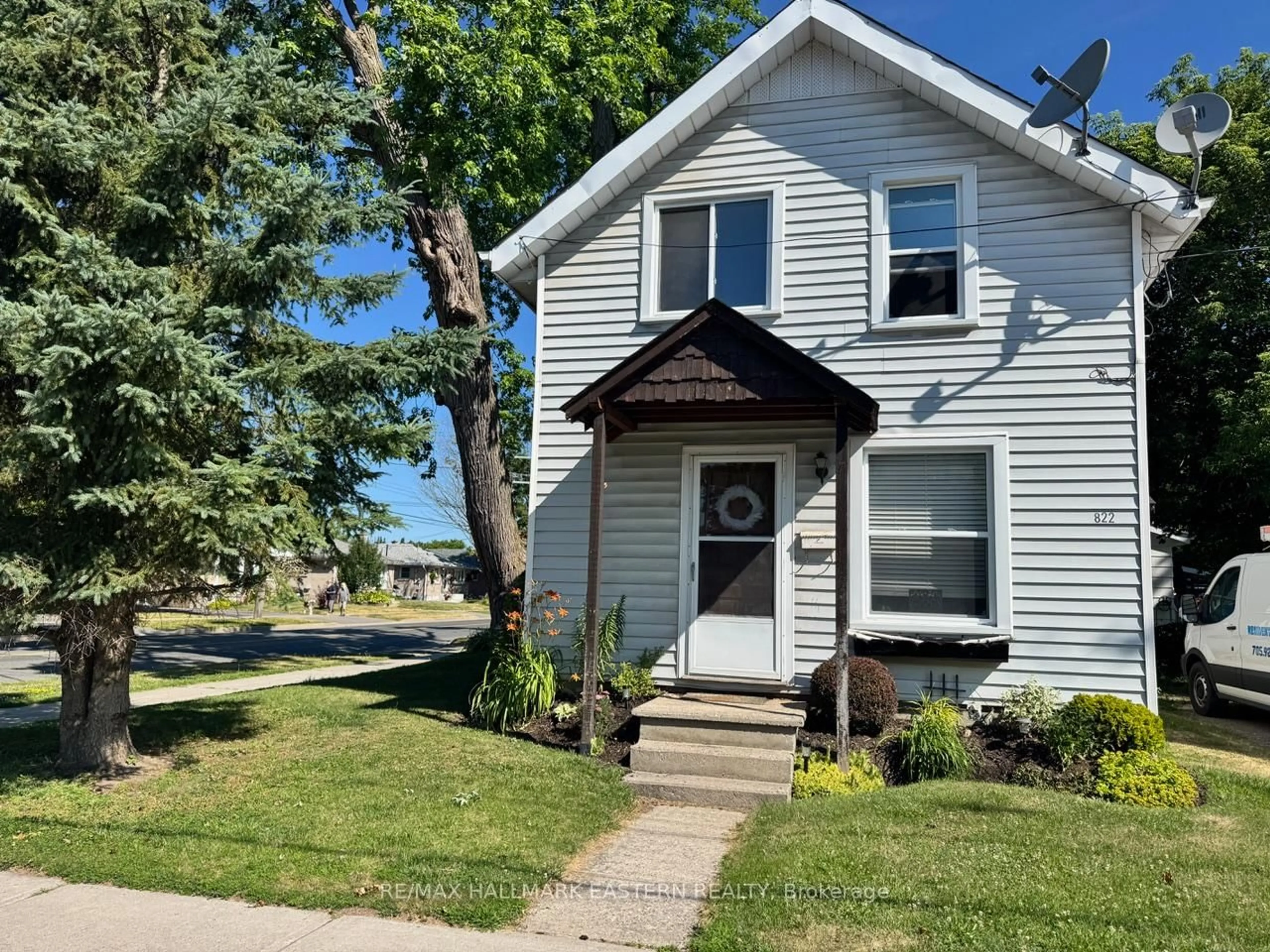 Home with vinyl exterior material, street for 822 St. Mary's St, Peterborough Central Ontario K9J 4H3