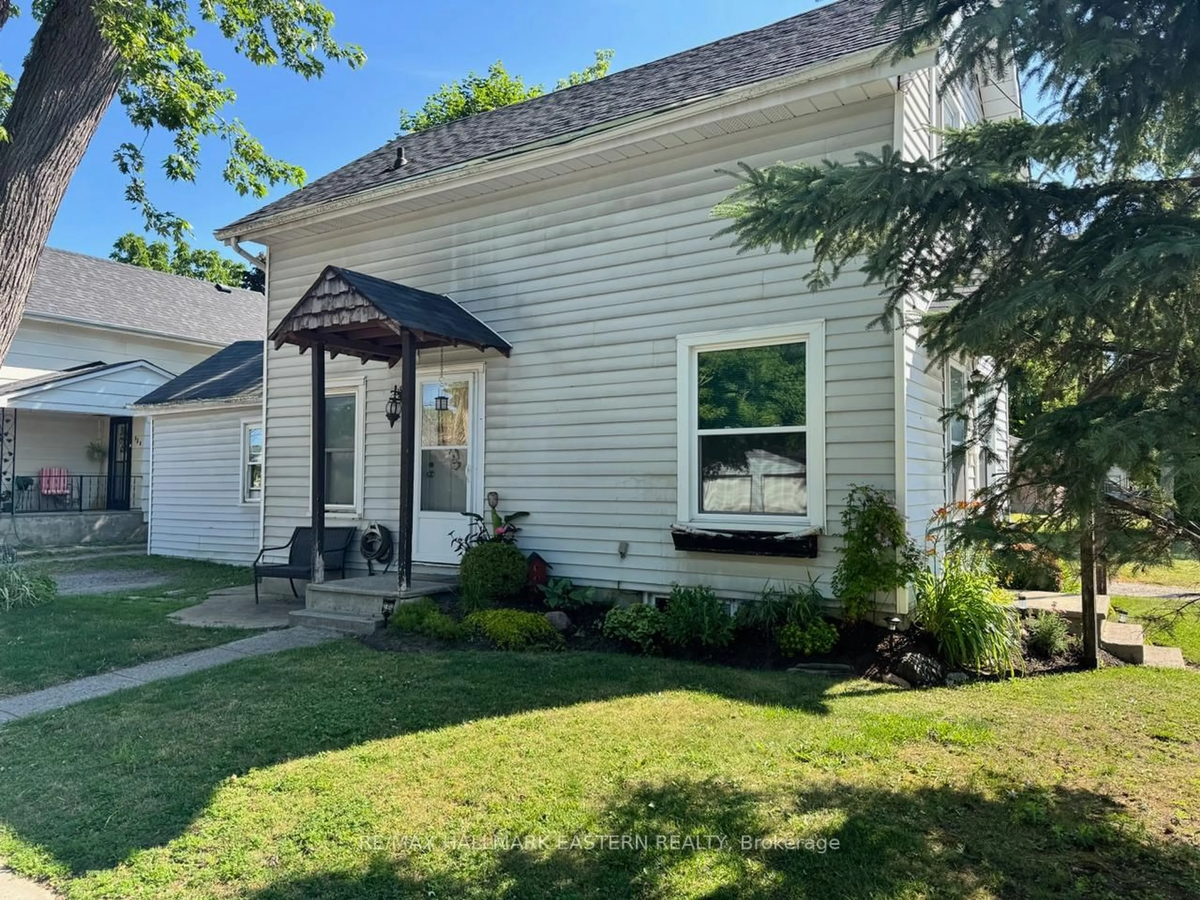 Home with vinyl exterior material, street for 822 St. Mary's St, Peterborough Central Ontario K9J 4H3