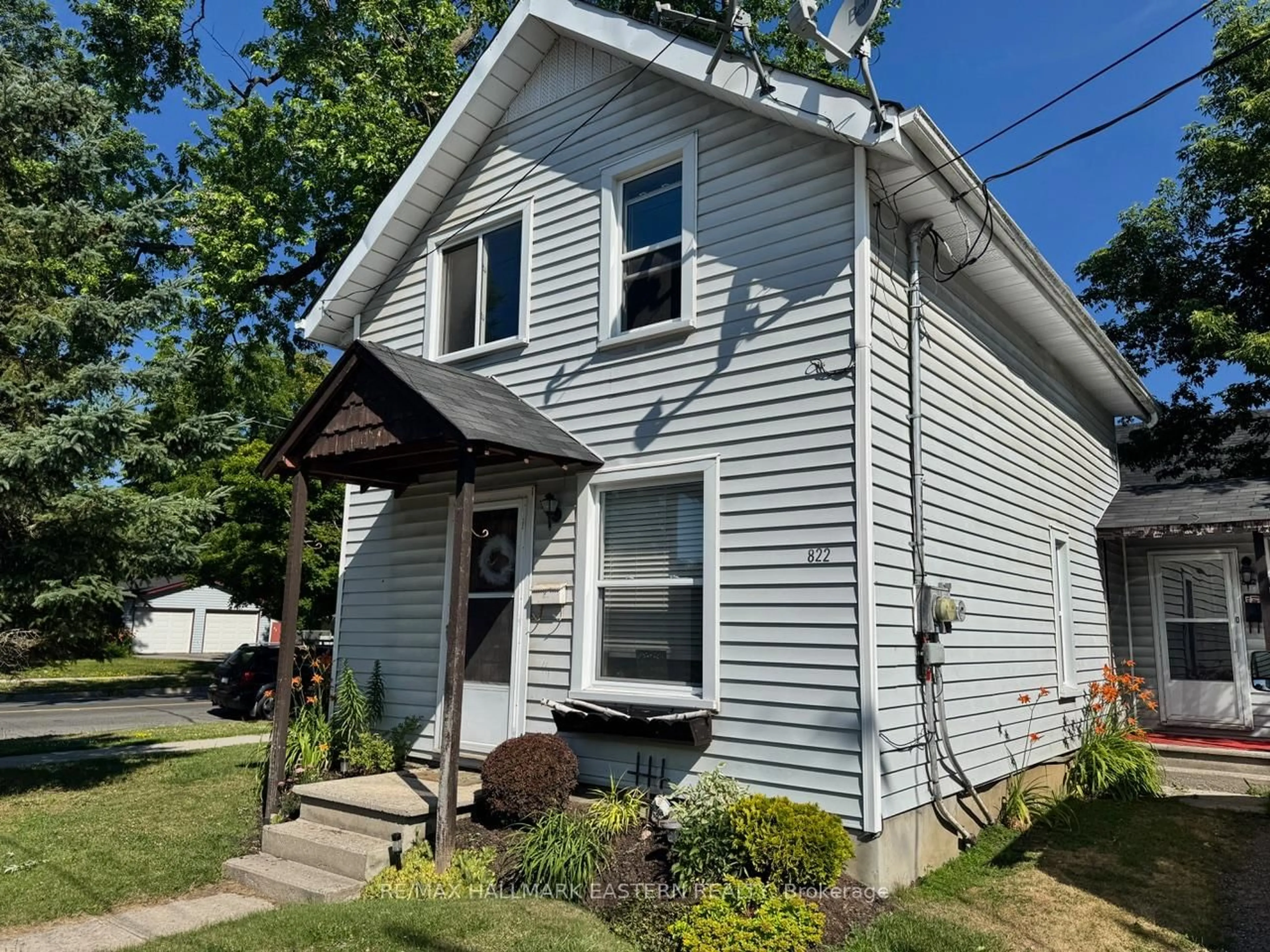 Home with vinyl exterior material, street for 822 St. Mary's St, Peterborough Central Ontario K9J 4H3
