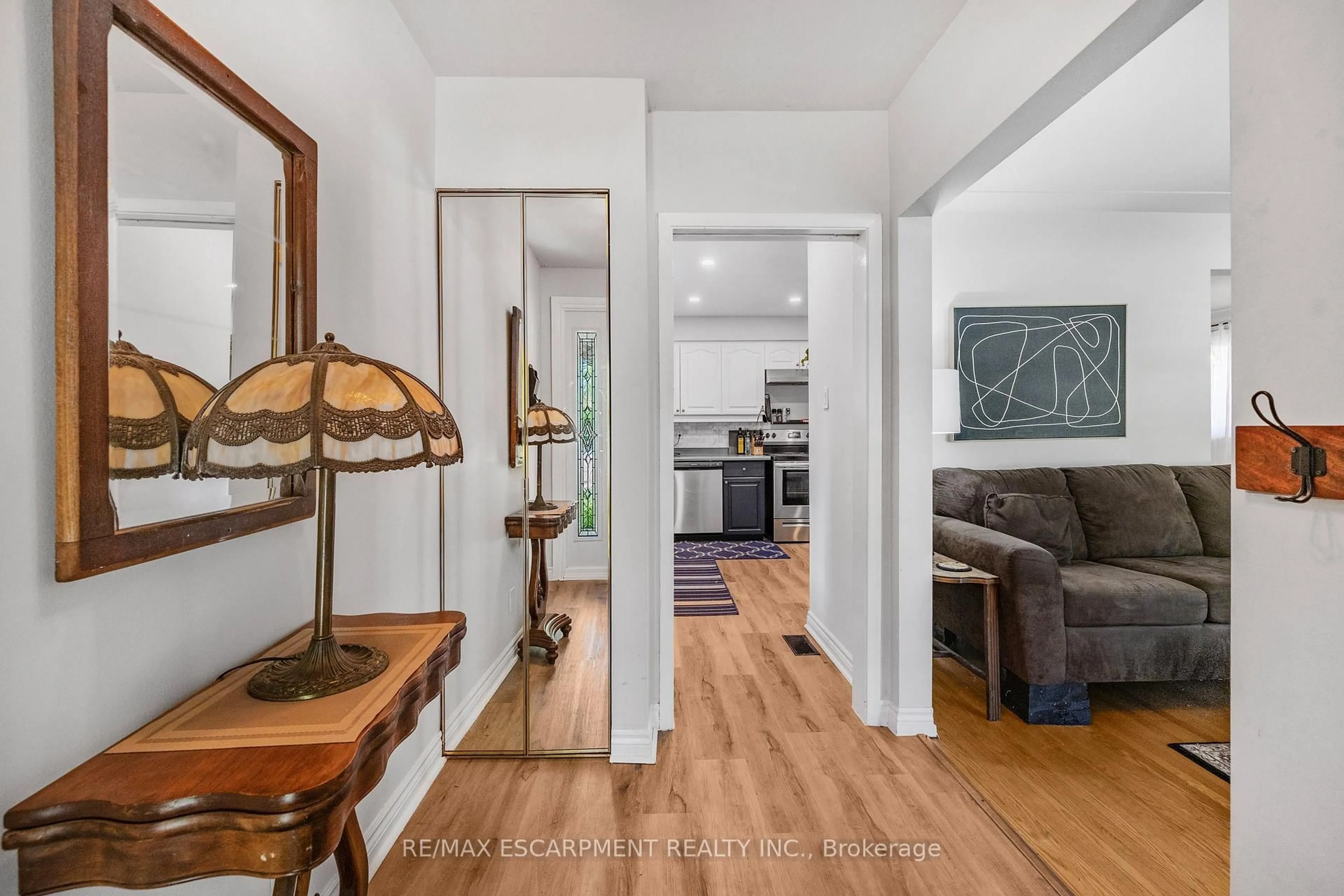 Indoor entryway for 172 Old Ancaster Rd, Hamilton Ontario L9H 3R4