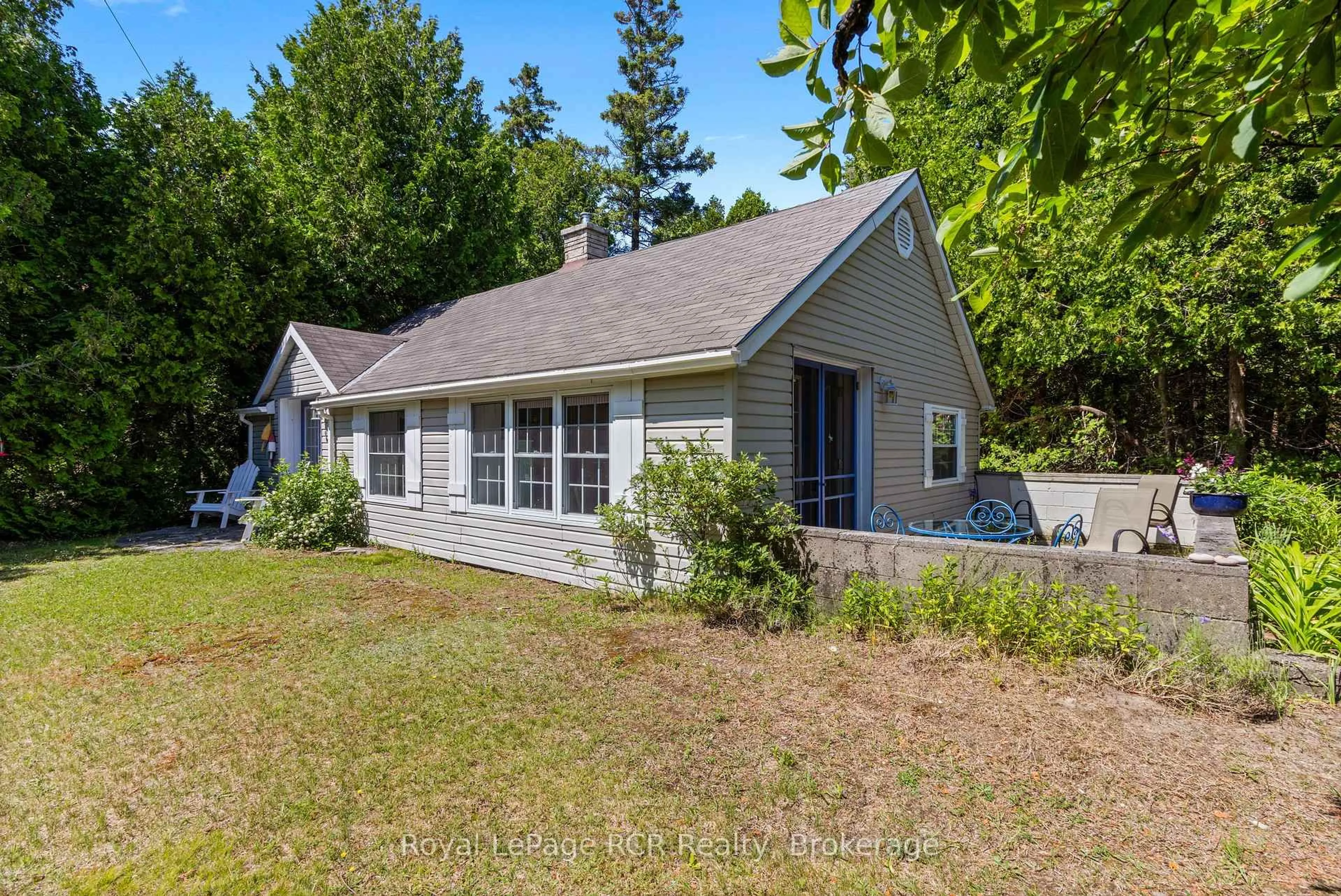 Home with vinyl exterior material, unknown for 115 Adelaide St, South Bruce Peninsula Ontario N0H 2T0