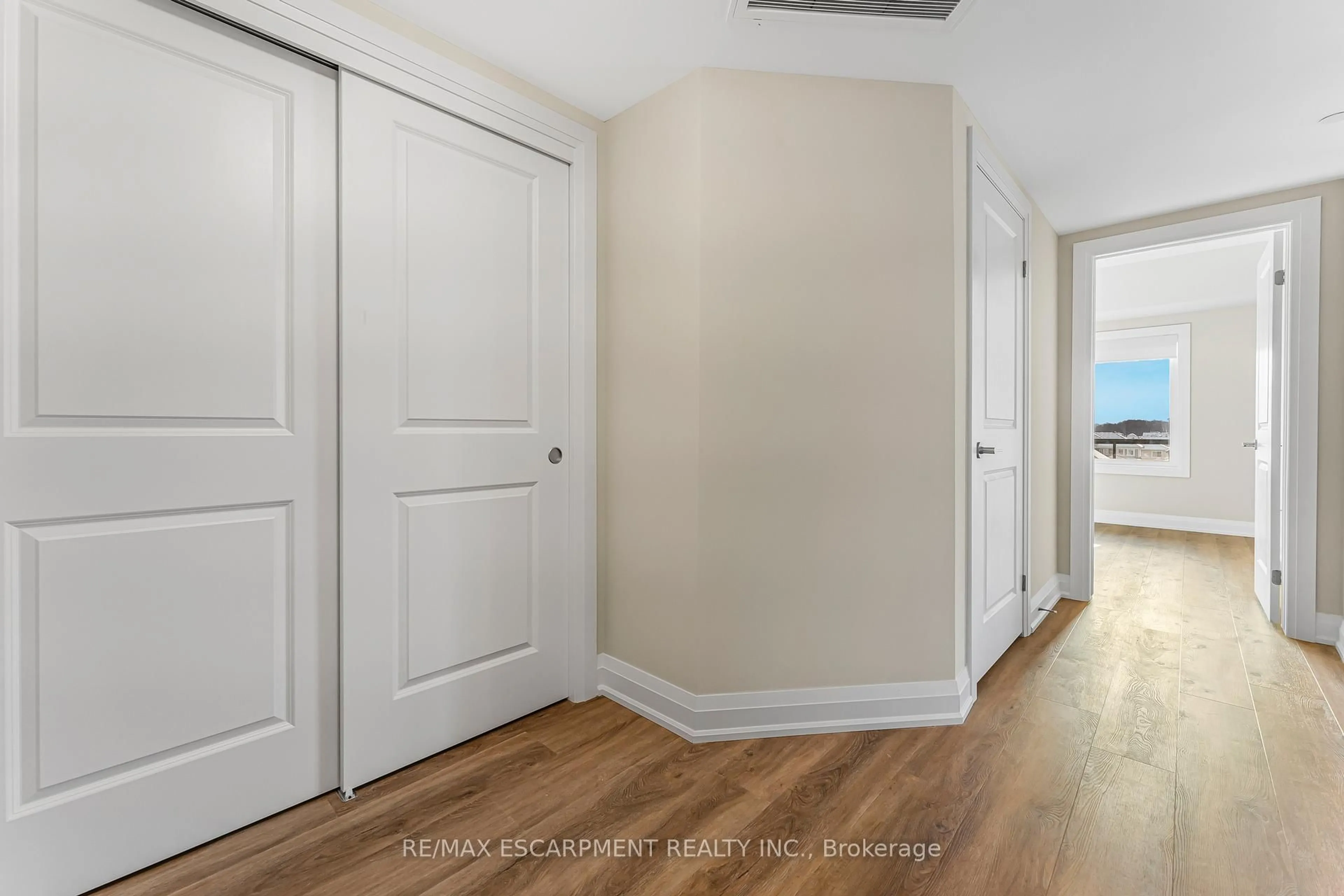 Indoor entryway for 118 SUMMERSIDES Blvd #312, Pelham Ontario L0E 1E1
