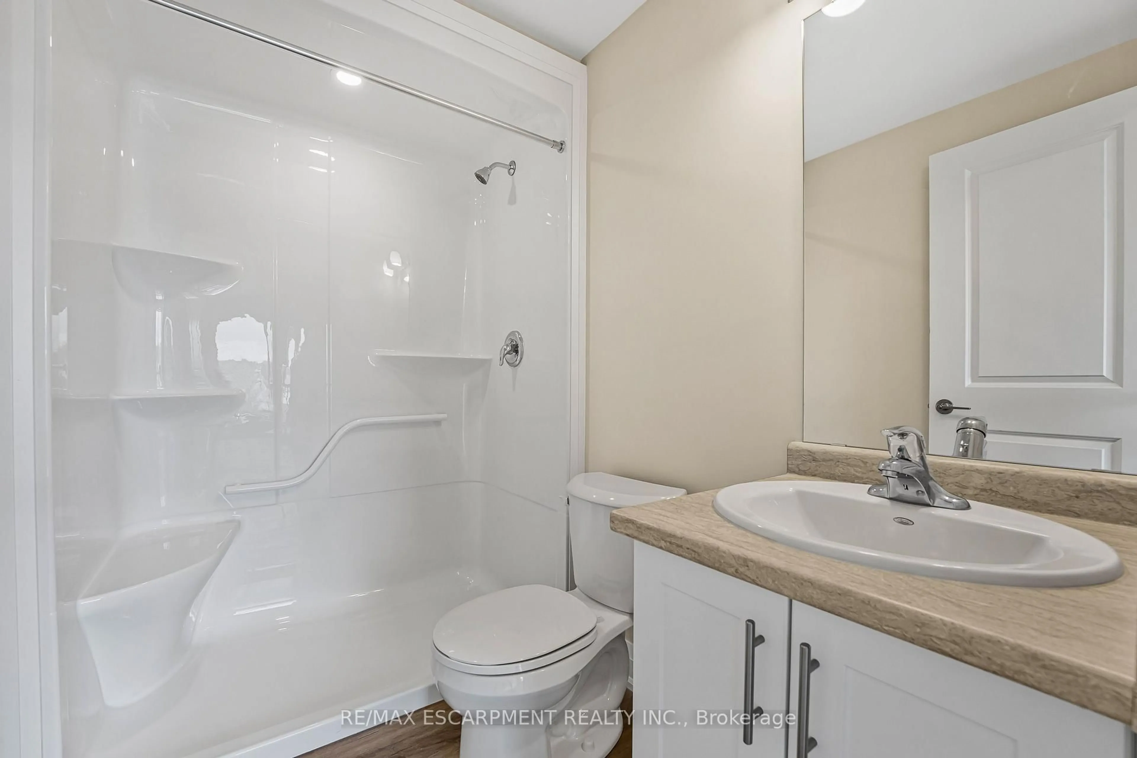 Standard bathroom, unknown for 118 SUMMERSIDES Blvd #312, Pelham Ontario L0E 1E1