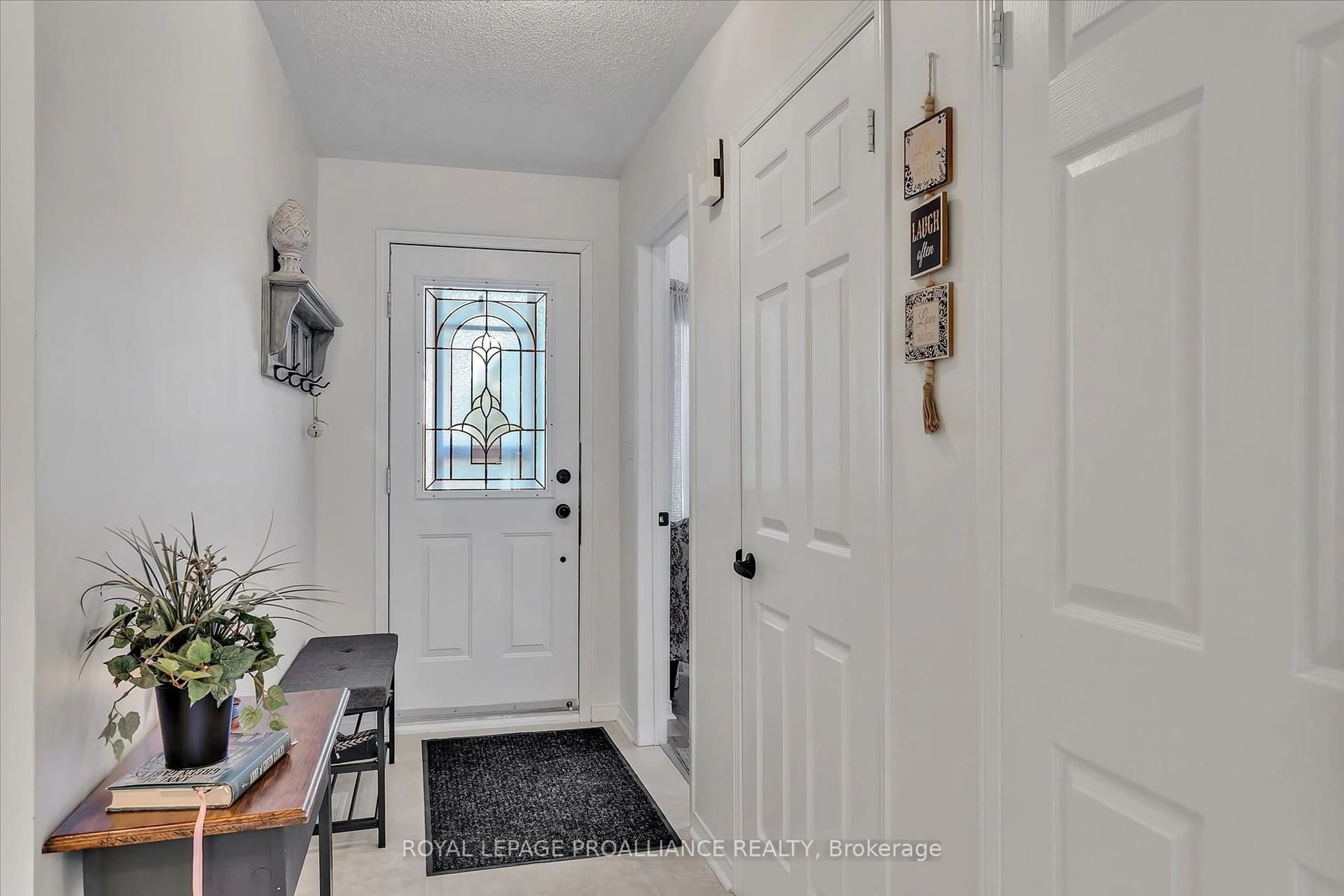 Indoor entryway for 1269 Eagle Cres, Peterborough West Ontario K9K 2K6