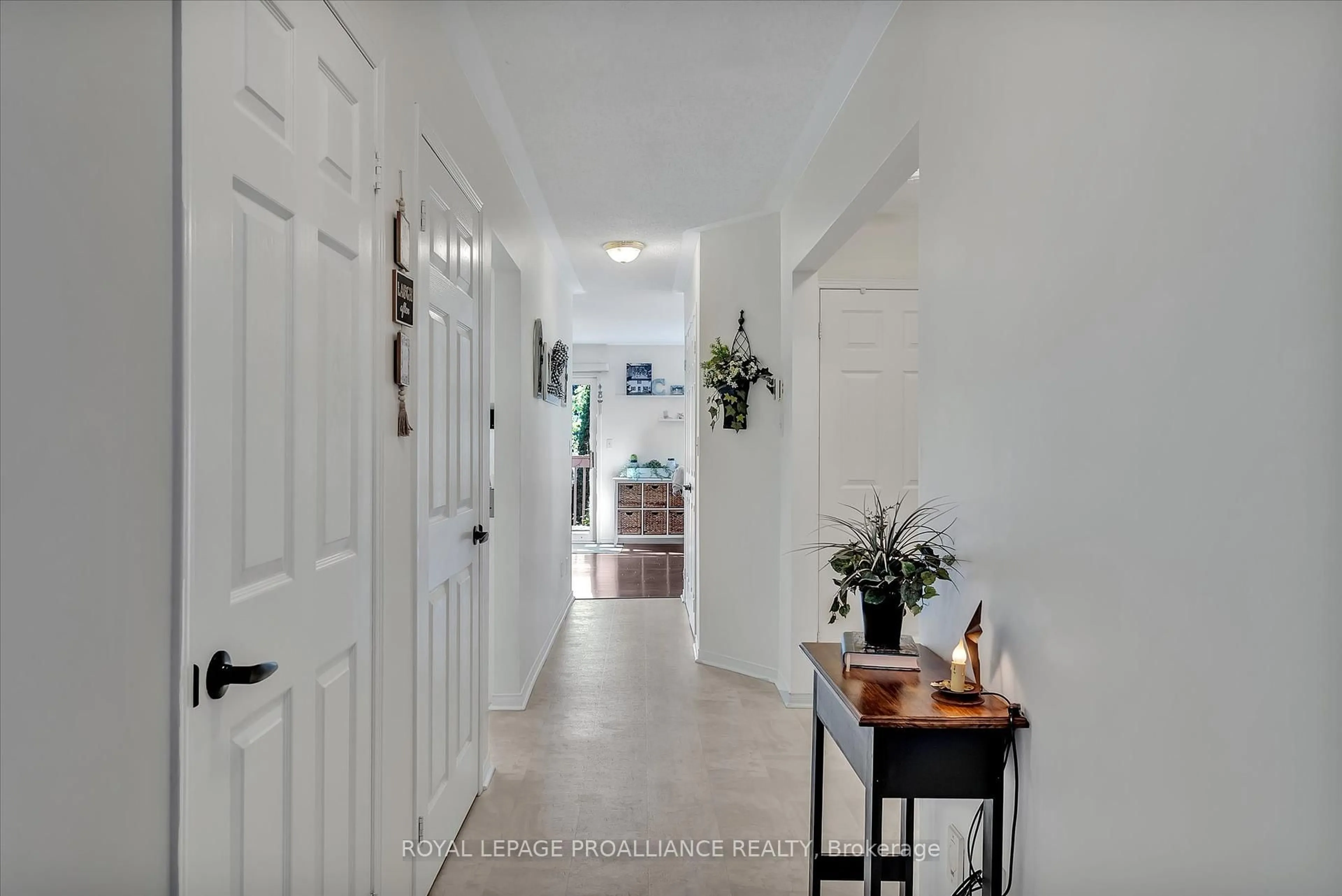 Indoor entryway for 1269 Eagle Cres, Peterborough West Ontario K9K 2K6