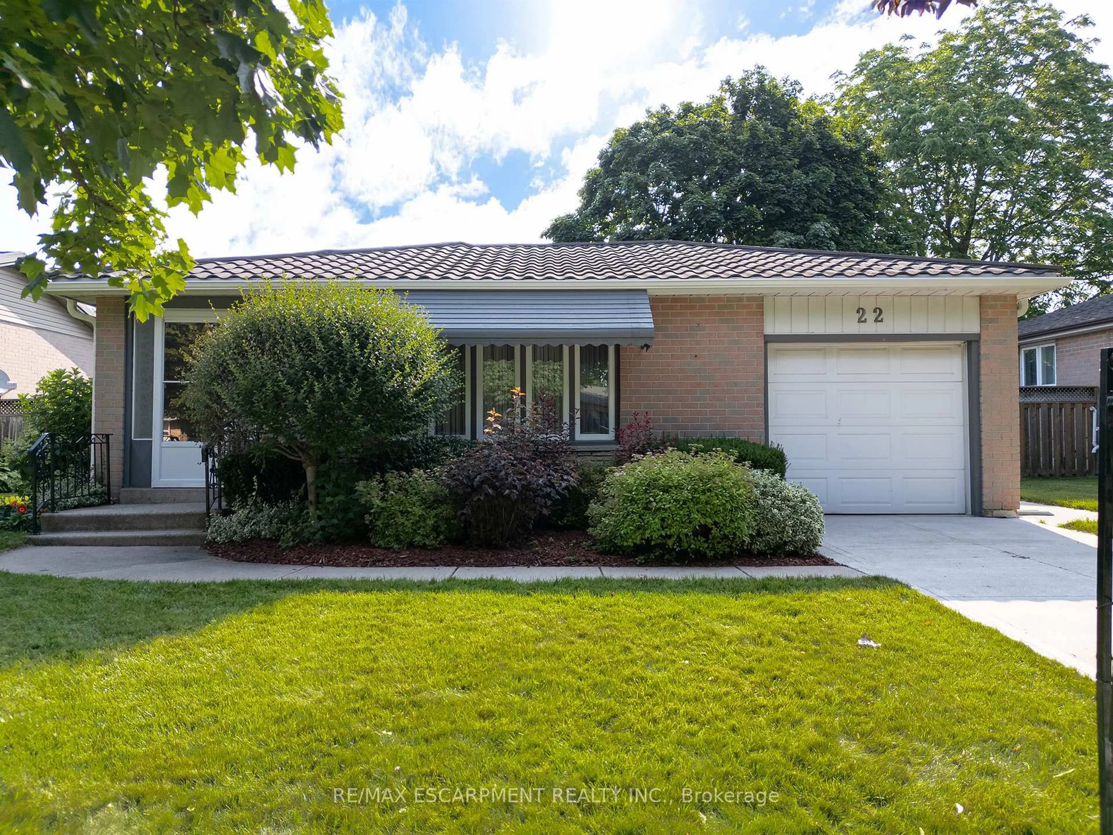 Home with vinyl exterior material, street for 22 Sprucehill Dr, Brantford Ontario N3R 3R6