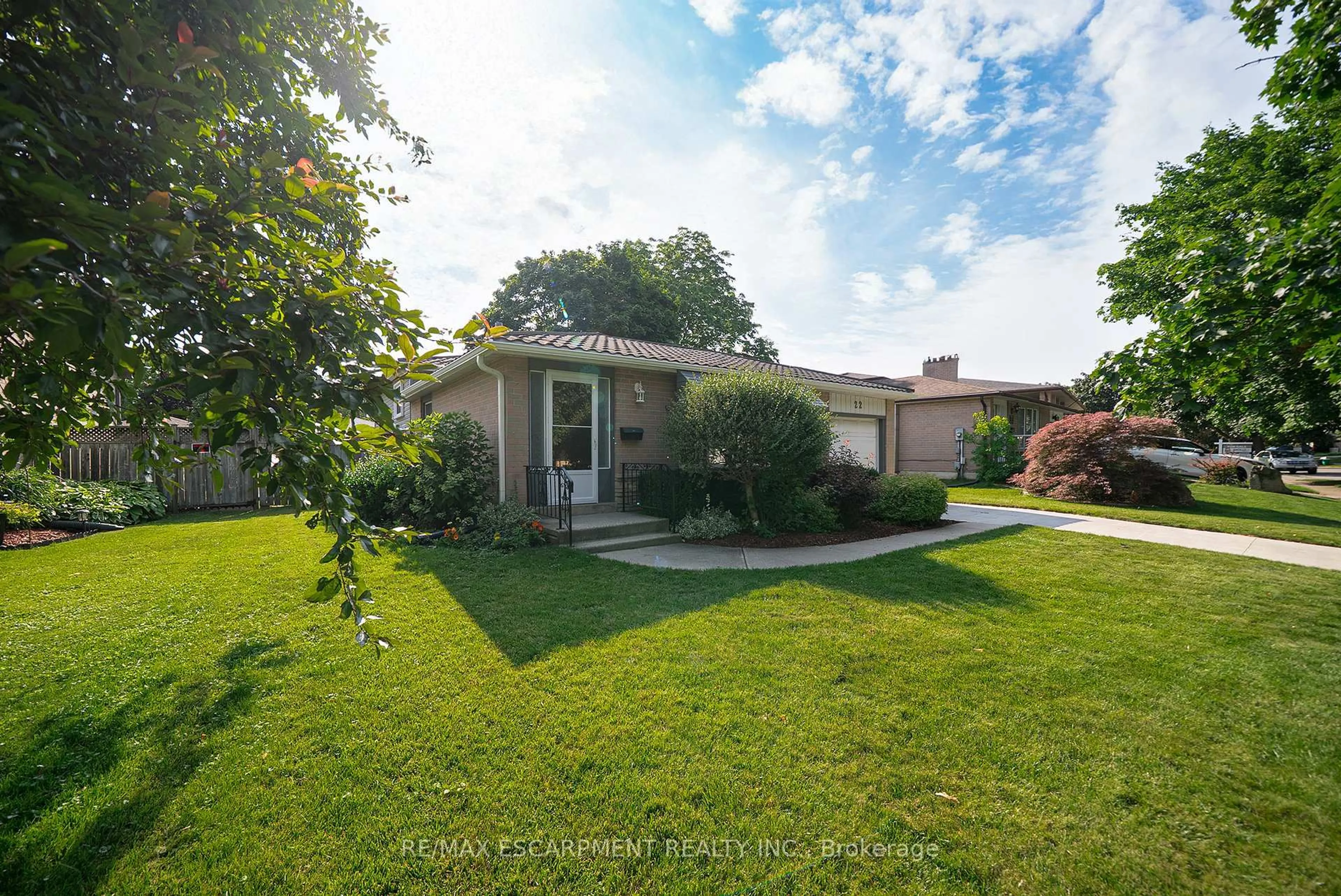 A pic from outside/outdoor area/front of a property/back of a property/a pic from drone, street for 22 Sprucehill Dr, Brantford Ontario N3R 3R6