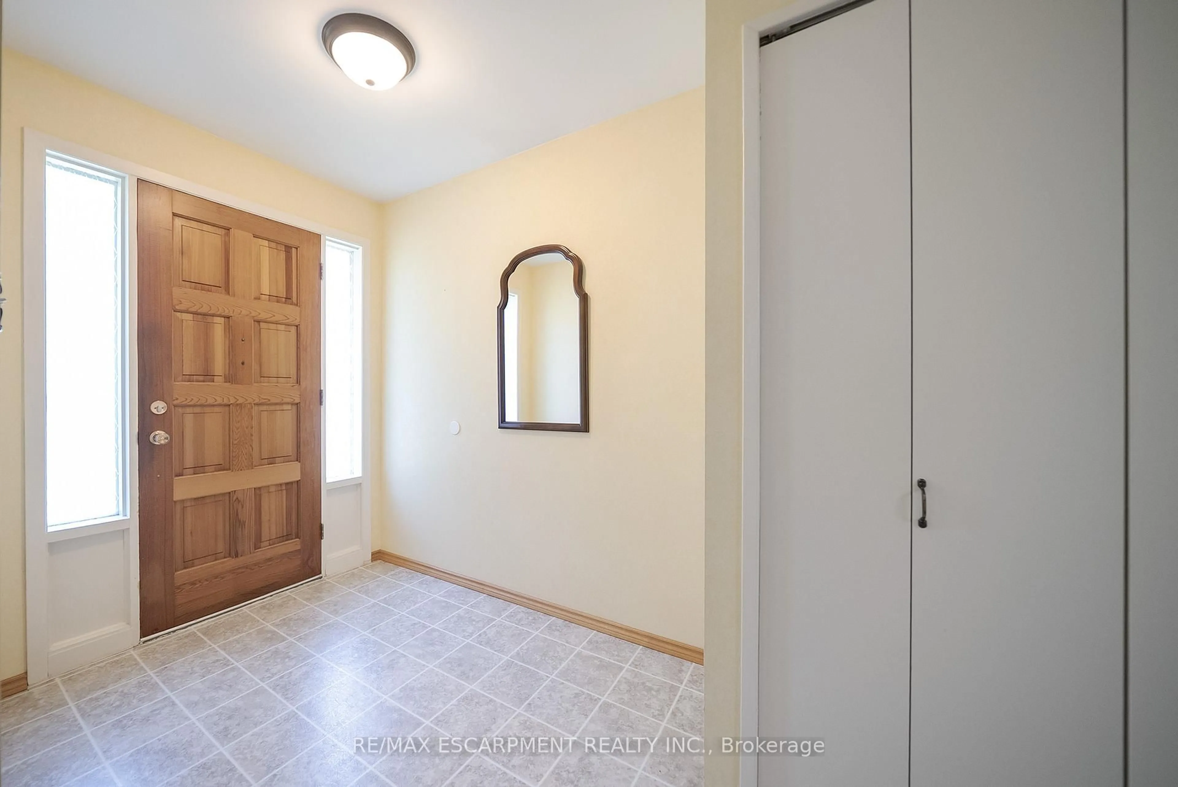 Indoor entryway for 22 Sprucehill Dr, Brantford Ontario N3R 3R6
