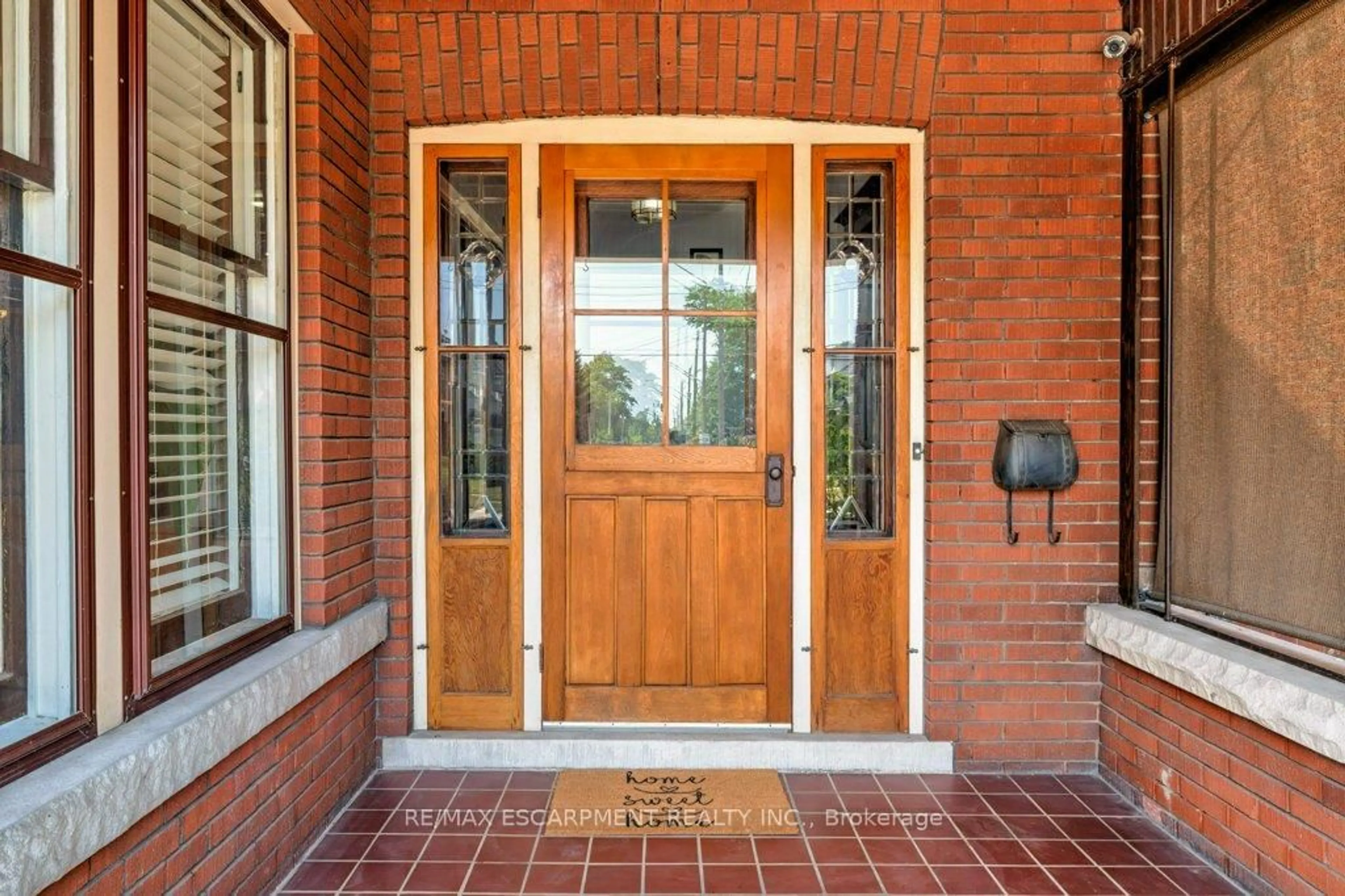 Indoor entryway for 176 Sherman Ave, Hamilton Ontario L8M 2P9
