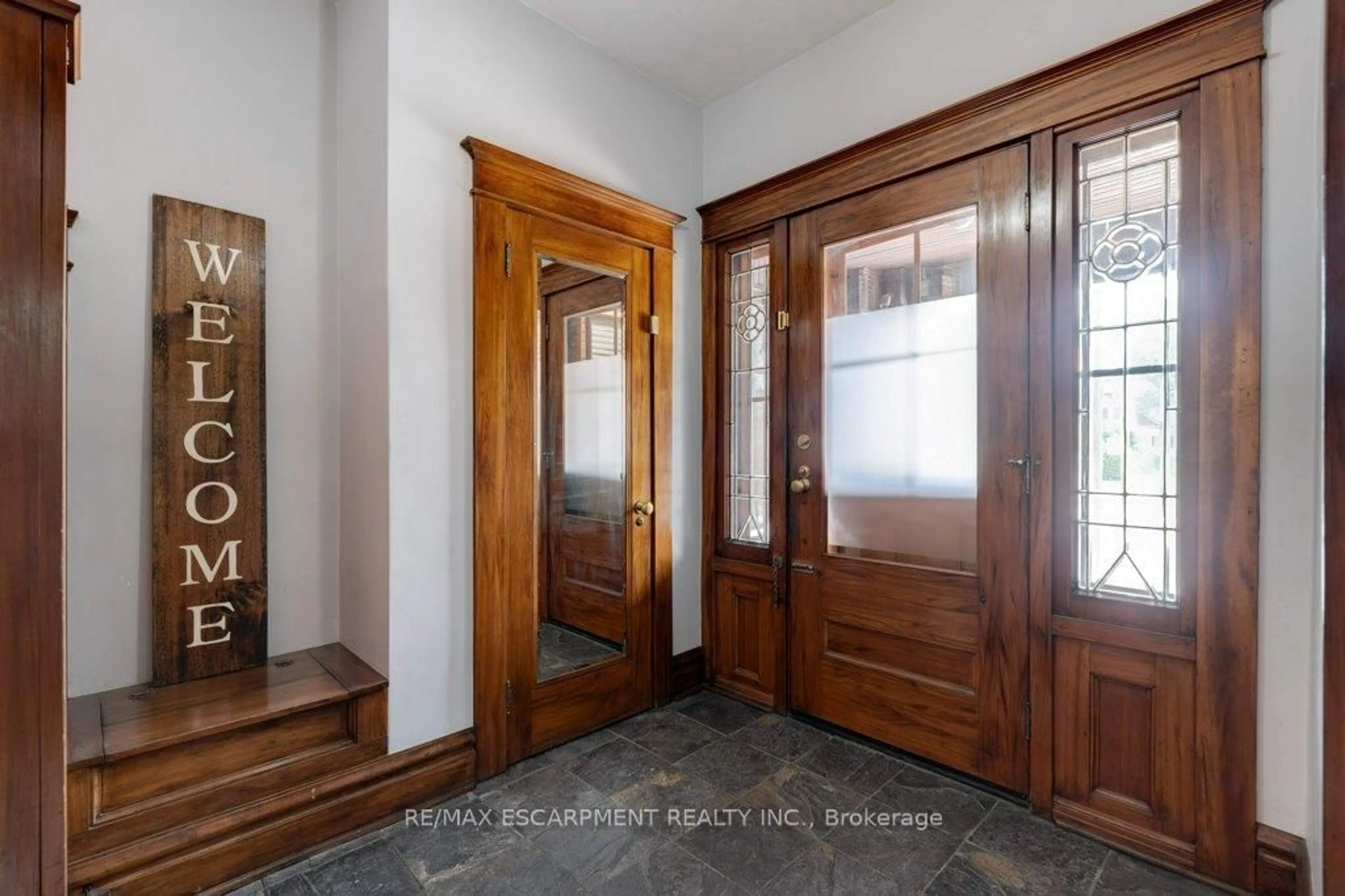 Indoor entryway for 176 Sherman Ave, Hamilton Ontario L8M 2P9