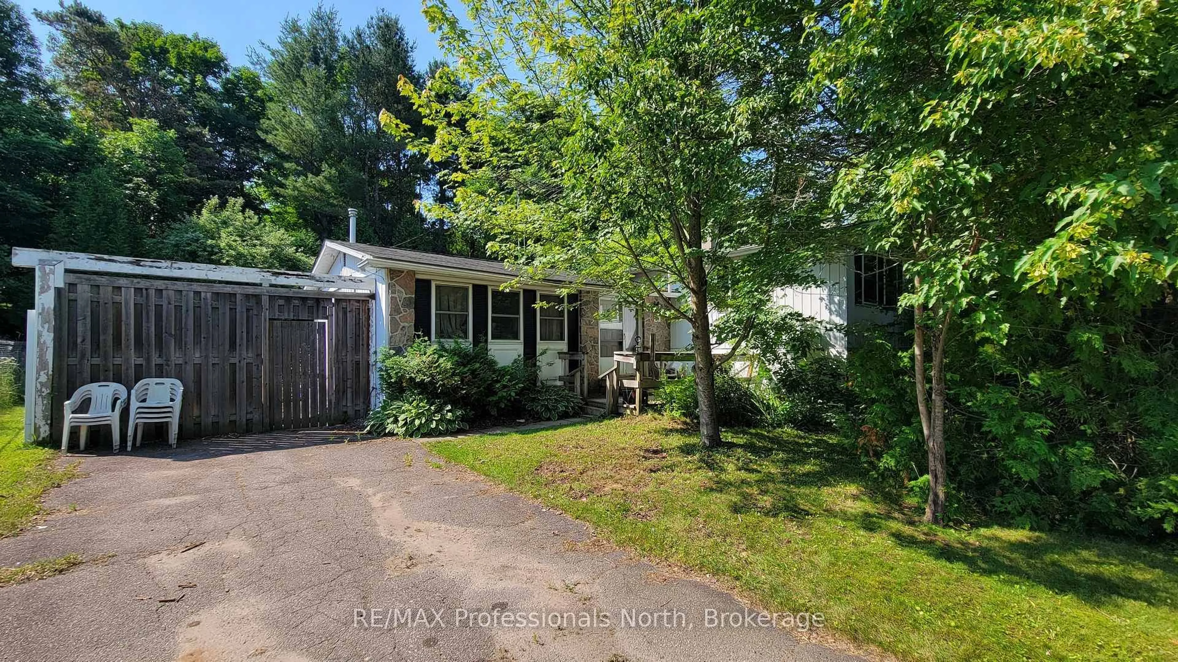 A pic from outside/outdoor area/front of a property/back of a property/a pic from drone, street for 21 Meadow Park Dr, Huntsville Ontario P1H 1G2