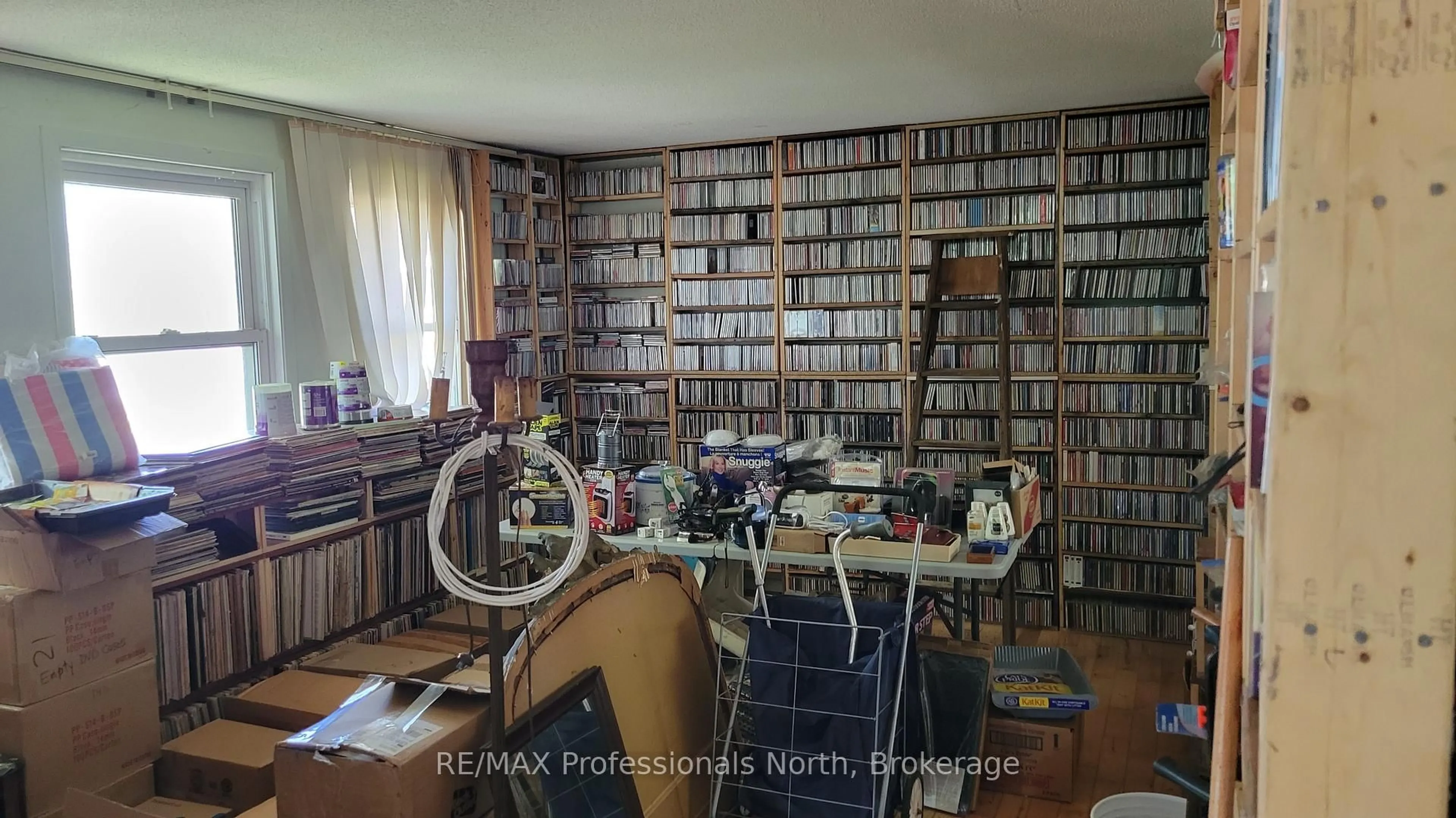 Dining room, wood/laminate floor for 21 Meadow Park Dr, Huntsville Ontario P1H 1G2