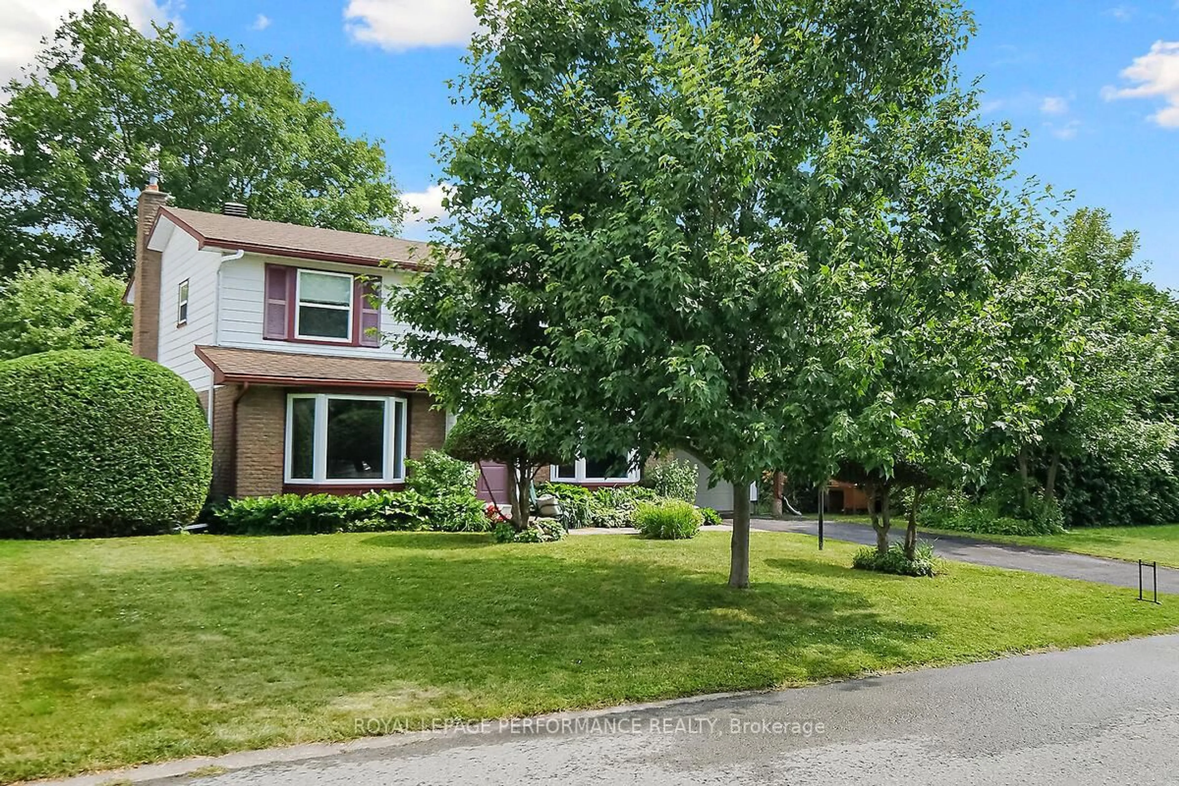 A pic from outside/outdoor area/front of a property/back of a property/a pic from drone, street for 152 Withrow Ave, Ottawa Ontario K2G 3N7