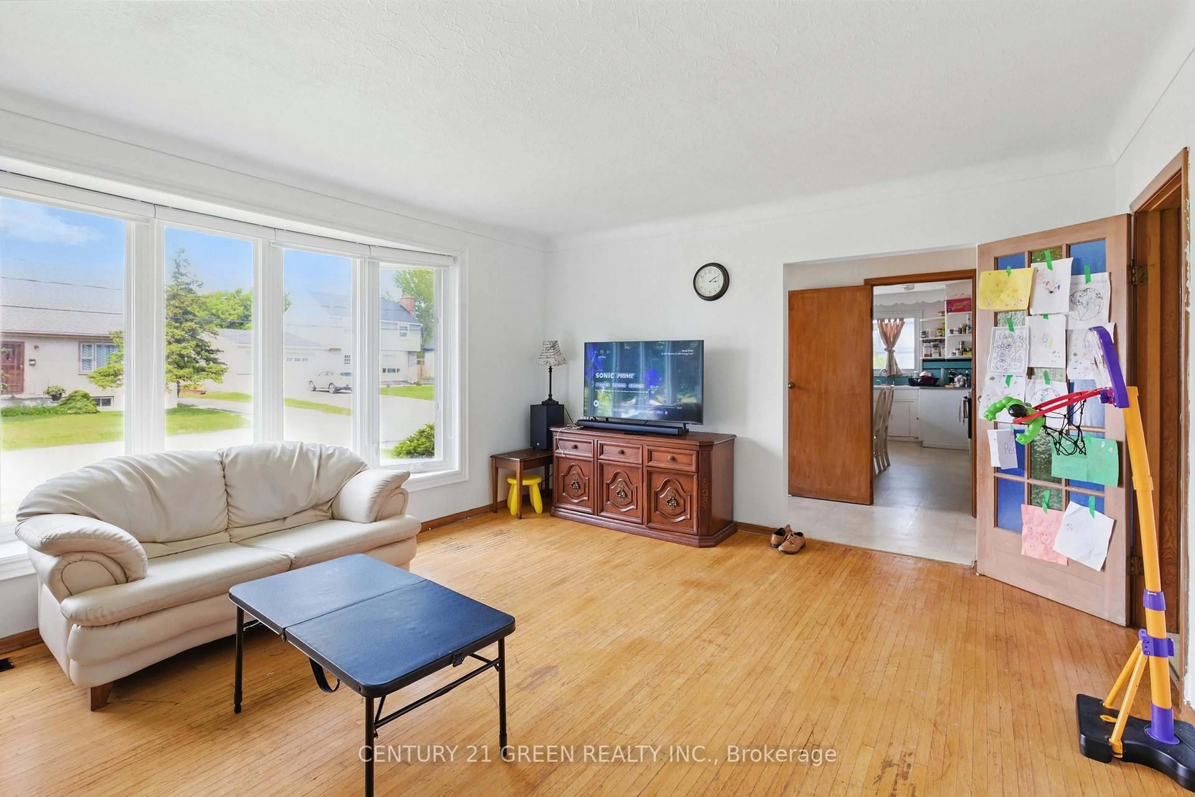 Living room with furniture, unknown for 42 Bloomfield Ave, St. Catharines Ontario L2P 1X3