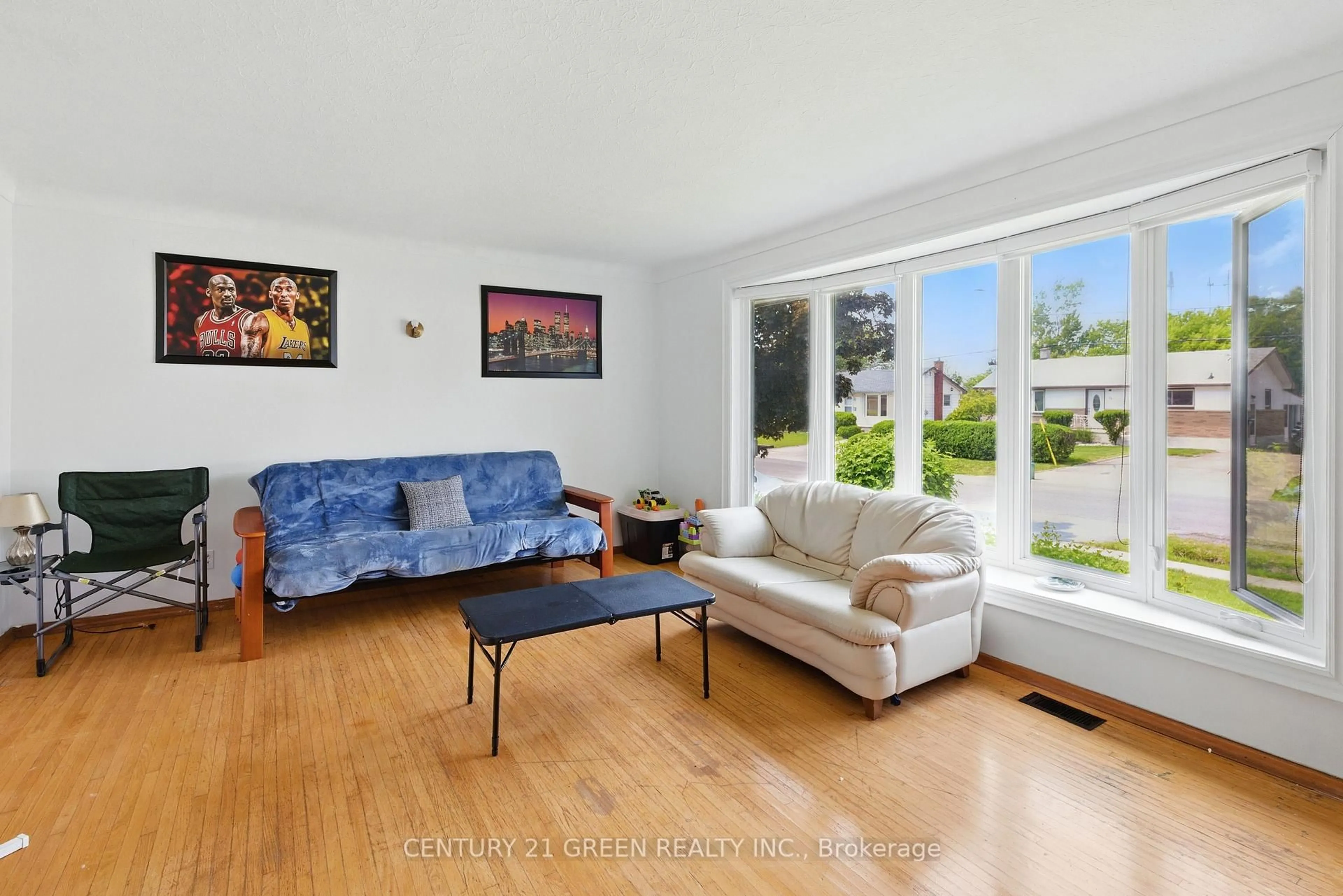 Living room with furniture, unknown for 42 Bloomfield Ave, St. Catharines Ontario L2P 1X3